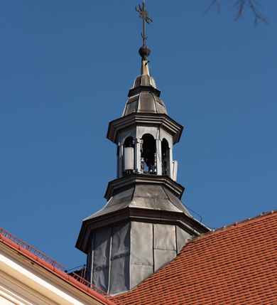 Zdjęcie nr 70: Kościół murowany, orientowany, jednonawowy, z transeptem, prezbiterium z obejściem i przybudówkami. Od zachodu kruchta, od północy kwadratowa kaplica, od południa kolejna przybudówka. 
Prezbiterium zamknięte półokrągło, z obejściem przeprutym do niego arkadami wspartymi na filarach. Ściany nawy i prezbiterium gładkie, przekryte sklepieniem kolebkowym z lunetami, w których mieszczą się okna. Transept i przecięcie naw sklepione krzyżowo. Na ścianach polichromia figuralna ze scenami z Nowego Testamentu, w partii sklepienia drobne, złote gwiazdki. Od zachodu chór zatopiony w występującym asymetrycznie murze, z tralkową balustradą. W prezbiterium siedem okien w kształcie stojącego prostokąta zamkniętego łukiem pełnym wypełnionych witrażami, w nawie sześć okien, w ramionach transeptu po jednym, czterodzielnym, wypełnionym witrażem, na wysokości chóru po dwa z każdej strony. Główne wejście od zachodu przez kruchtę. Fasada poprzedzona przedsionkiem o podziałach ramowych, z prostokątnym wejściem na osi, flankowanym parą pilastrów i prostokątnymi płycinami. Kondygnację wieńczy pełne belkowanie z wysuniętym gzymsem podtrzymującym daszek i trójkątny, schodkowy szczyt zakończony postumentami. Na centralnym krzyż, na sąsiadujących figury dzieci z rogami obfitości, a na zewnętrznych wazony płomieniste; szczyt ujmują postumenty z kulami. Fasada dwukondygnacyjna ze szczytem. Kondygnacja trójosiowa, rozdzielona pilastrami, o polach wypełnionych blendami w kształcie stojących prostokątów zamkniętych łukiem pełnym; szczyt trójkątny, z tarczą zegarową pośrodku. Budynek kościoła o wyraźnych podziałach na bryły składowe, ściany gładkie, przeprute oknami, z gzymsami pod krawędziami dachu. 
Nad nawą główną, na kalenicy, wieżyczka na sygnaturkę z latarnią i baniastym hełmem, druga na skrzyżowaniu naw, z latarnią i  hełmem zakończonym krzyżem. Dach nad nawą główną i przedsionkiem dwuspadowy, nad ramionami transeptu trójspadowym,nad prezbiterium zakończony wielobocznie, na przybudówkach dachy pulpitowe, dwuspadowe i wielospadowe. Dachy kryte dachówką ceramiczną, wieżyczki blachą. 
Najciekawszymi zabytkami kościoła są ołtarz główny z około 1700 roku z nastawą utworzoną z wici winnej latorośli, manierystyczny ołtarz boczny oraz siedemnastowieczna chrzcielnica z warsztatu Santi Gucciego. 
