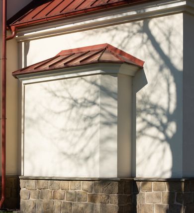 Zdjęcie nr 67: Kościół murowany, orientowany, jednonawowy, z transeptem, prezbiterium z obejściem i przybudówkami. Od zachodu kruchta, od północy kwadratowa kaplica, od południa kolejna przybudówka. 
Prezbiterium zamknięte półokrągło, z obejściem przeprutym do niego arkadami wspartymi na filarach. Ściany nawy i prezbiterium gładkie, przekryte sklepieniem kolebkowym z lunetami, w których mieszczą się okna. Transept i przecięcie naw sklepione krzyżowo. Na ścianach polichromia figuralna ze scenami z Nowego Testamentu, w partii sklepienia drobne, złote gwiazdki. Od zachodu chór zatopiony w występującym asymetrycznie murze, z tralkową balustradą. W prezbiterium siedem okien w kształcie stojącego prostokąta zamkniętego łukiem pełnym wypełnionych witrażami, w nawie sześć okien, w ramionach transeptu po jednym, czterodzielnym, wypełnionym witrażem, na wysokości chóru po dwa z każdej strony. Główne wejście od zachodu przez kruchtę. Fasada poprzedzona przedsionkiem o podziałach ramowych, z prostokątnym wejściem na osi, flankowanym parą pilastrów i prostokątnymi płycinami. Kondygnację wieńczy pełne belkowanie z wysuniętym gzymsem podtrzymującym daszek i trójkątny, schodkowy szczyt zakończony postumentami. Na centralnym krzyż, na sąsiadujących figury dzieci z rogami obfitości, a na zewnętrznych wazony płomieniste; szczyt ujmują postumenty z kulami. Fasada dwukondygnacyjna ze szczytem. Kondygnacja trójosiowa, rozdzielona pilastrami, o polach wypełnionych blendami w kształcie stojących prostokątów zamkniętych łukiem pełnym; szczyt trójkątny, z tarczą zegarową pośrodku. Budynek kościoła o wyraźnych podziałach na bryły składowe, ściany gładkie, przeprute oknami, z gzymsami pod krawędziami dachu. 
Nad nawą główną, na kalenicy, wieżyczka na sygnaturkę z latarnią i baniastym hełmem, druga na skrzyżowaniu naw, z latarnią i  hełmem zakończonym krzyżem. Dach nad nawą główną i przedsionkiem dwuspadowy, nad ramionami transeptu trójspadowym,nad prezbiterium zakończony wielobocznie, na przybudówkach dachy pulpitowe, dwuspadowe i wielospadowe. Dachy kryte dachówką ceramiczną, wieżyczki blachą. 
Najciekawszymi zabytkami kościoła są ołtarz główny z około 1700 roku z nastawą utworzoną z wici winnej latorośli, manierystyczny ołtarz boczny oraz siedemnastowieczna chrzcielnica z warsztatu Santi Gucciego. 
