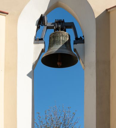 Zdjęcie nr 71: Kościół murowany, orientowany, jednonawowy, z transeptem, prezbiterium z obejściem i przybudówkami. Od zachodu kruchta, od północy kwadratowa kaplica, od południa kolejna przybudówka. 
Prezbiterium zamknięte półokrągło, z obejściem przeprutym do niego arkadami wspartymi na filarach. Ściany nawy i prezbiterium gładkie, przekryte sklepieniem kolebkowym z lunetami, w których mieszczą się okna. Transept i przecięcie naw sklepione krzyżowo. Na ścianach polichromia figuralna ze scenami z Nowego Testamentu, w partii sklepienia drobne, złote gwiazdki. Od zachodu chór zatopiony w występującym asymetrycznie murze, z tralkową balustradą. W prezbiterium siedem okien w kształcie stojącego prostokąta zamkniętego łukiem pełnym wypełnionych witrażami, w nawie sześć okien, w ramionach transeptu po jednym, czterodzielnym, wypełnionym witrażem, na wysokości chóru po dwa z każdej strony. Główne wejście od zachodu przez kruchtę. Fasada poprzedzona przedsionkiem o podziałach ramowych, z prostokątnym wejściem na osi, flankowanym parą pilastrów i prostokątnymi płycinami. Kondygnację wieńczy pełne belkowanie z wysuniętym gzymsem podtrzymującym daszek i trójkątny, schodkowy szczyt zakończony postumentami. Na centralnym krzyż, na sąsiadujących figury dzieci z rogami obfitości, a na zewnętrznych wazony płomieniste; szczyt ujmują postumenty z kulami. Fasada dwukondygnacyjna ze szczytem. Kondygnacja trójosiowa, rozdzielona pilastrami, o polach wypełnionych blendami w kształcie stojących prostokątów zamkniętych łukiem pełnym; szczyt trójkątny, z tarczą zegarową pośrodku. Budynek kościoła o wyraźnych podziałach na bryły składowe, ściany gładkie, przeprute oknami, z gzymsami pod krawędziami dachu. 
Nad nawą główną, na kalenicy, wieżyczka na sygnaturkę z latarnią i baniastym hełmem, druga na skrzyżowaniu naw, z latarnią i  hełmem zakończonym krzyżem. Dach nad nawą główną i przedsionkiem dwuspadowy, nad ramionami transeptu trójspadowym,nad prezbiterium zakończony wielobocznie, na przybudówkach dachy pulpitowe, dwuspadowe i wielospadowe. Dachy kryte dachówką ceramiczną, wieżyczki blachą. 
Najciekawszymi zabytkami kościoła są ołtarz główny z około 1700 roku z nastawą utworzoną z wici winnej latorośli, manierystyczny ołtarz boczny oraz siedemnastowieczna chrzcielnica z warsztatu Santi Gucciego. 
