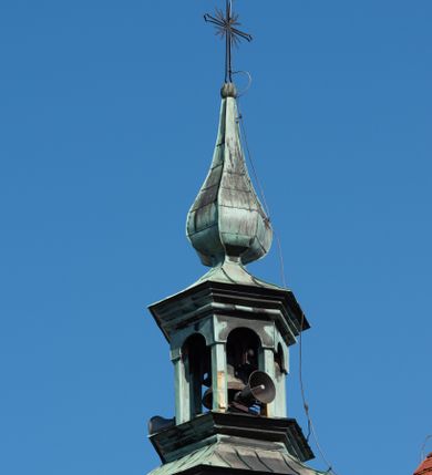 Zdjęcie nr 72: Kościół murowany, orientowany, jednonawowy, z transeptem, prezbiterium z obejściem i przybudówkami. Od zachodu kruchta, od północy kwadratowa kaplica, od południa kolejna przybudówka. 
Prezbiterium zamknięte półokrągło, z obejściem przeprutym do niego arkadami wspartymi na filarach. Ściany nawy i prezbiterium gładkie, przekryte sklepieniem kolebkowym z lunetami, w których mieszczą się okna. Transept i przecięcie naw sklepione krzyżowo. Na ścianach polichromia figuralna ze scenami z Nowego Testamentu, w partii sklepienia drobne, złote gwiazdki. Od zachodu chór zatopiony w występującym asymetrycznie murze, z tralkową balustradą. W prezbiterium siedem okien w kształcie stojącego prostokąta zamkniętego łukiem pełnym wypełnionych witrażami, w nawie sześć okien, w ramionach transeptu po jednym, czterodzielnym, wypełnionym witrażem, na wysokości chóru po dwa z każdej strony. Główne wejście od zachodu przez kruchtę. Fasada poprzedzona przedsionkiem o podziałach ramowych, z prostokątnym wejściem na osi, flankowanym parą pilastrów i prostokątnymi płycinami. Kondygnację wieńczy pełne belkowanie z wysuniętym gzymsem podtrzymującym daszek i trójkątny, schodkowy szczyt zakończony postumentami. Na centralnym krzyż, na sąsiadujących figury dzieci z rogami obfitości, a na zewnętrznych wazony płomieniste; szczyt ujmują postumenty z kulami. Fasada dwukondygnacyjna ze szczytem. Kondygnacja trójosiowa, rozdzielona pilastrami, o polach wypełnionych blendami w kształcie stojących prostokątów zamkniętych łukiem pełnym; szczyt trójkątny, z tarczą zegarową pośrodku. Budynek kościoła o wyraźnych podziałach na bryły składowe, ściany gładkie, przeprute oknami, z gzymsami pod krawędziami dachu. 
Nad nawą główną, na kalenicy, wieżyczka na sygnaturkę z latarnią i baniastym hełmem, druga na skrzyżowaniu naw, z latarnią i  hełmem zakończonym krzyżem. Dach nad nawą główną i przedsionkiem dwuspadowy, nad ramionami transeptu trójspadowym,nad prezbiterium zakończony wielobocznie, na przybudówkach dachy pulpitowe, dwuspadowe i wielospadowe. Dachy kryte dachówką ceramiczną, wieżyczki blachą. 
Najciekawszymi zabytkami kościoła są ołtarz główny z około 1700 roku z nastawą utworzoną z wici winnej latorośli, manierystyczny ołtarz boczny oraz siedemnastowieczna chrzcielnica z warsztatu Santi Gucciego. 
