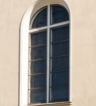 Zdjęcie nr 76: Kościół murowany, orientowany, jednonawowy, z transeptem, prezbiterium z obejściem i przybudówkami. Od zachodu kruchta, od północy kwadratowa kaplica, od południa kolejna przybudówka. 
Prezbiterium zamknięte półokrągło, z obejściem przeprutym do niego arkadami wspartymi na filarach. Ściany nawy i prezbiterium gładkie, przekryte sklepieniem kolebkowym z lunetami, w których mieszczą się okna. Transept i przecięcie naw sklepione krzyżowo. Na ścianach polichromia figuralna ze scenami z Nowego Testamentu, w partii sklepienia drobne, złote gwiazdki. Od zachodu chór zatopiony w występującym asymetrycznie murze, z tralkową balustradą. W prezbiterium siedem okien w kształcie stojącego prostokąta zamkniętego łukiem pełnym wypełnionych witrażami, w nawie sześć okien, w ramionach transeptu po jednym, czterodzielnym, wypełnionym witrażem, na wysokości chóru po dwa z każdej strony. Główne wejście od zachodu przez kruchtę. Fasada poprzedzona przedsionkiem o podziałach ramowych, z prostokątnym wejściem na osi, flankowanym parą pilastrów i prostokątnymi płycinami. Kondygnację wieńczy pełne belkowanie z wysuniętym gzymsem podtrzymującym daszek i trójkątny, schodkowy szczyt zakończony postumentami. Na centralnym krzyż, na sąsiadujących figury dzieci z rogami obfitości, a na zewnętrznych wazony płomieniste; szczyt ujmują postumenty z kulami. Fasada dwukondygnacyjna ze szczytem. Kondygnacja trójosiowa, rozdzielona pilastrami, o polach wypełnionych blendami w kształcie stojących prostokątów zamkniętych łukiem pełnym; szczyt trójkątny, z tarczą zegarową pośrodku. Budynek kościoła o wyraźnych podziałach na bryły składowe, ściany gładkie, przeprute oknami, z gzymsami pod krawędziami dachu. 
Nad nawą główną, na kalenicy, wieżyczka na sygnaturkę z latarnią i baniastym hełmem, druga na skrzyżowaniu naw, z latarnią i  hełmem zakończonym krzyżem. Dach nad nawą główną i przedsionkiem dwuspadowy, nad ramionami transeptu trójspadowym,nad prezbiterium zakończony wielobocznie, na przybudówkach dachy pulpitowe, dwuspadowe i wielospadowe. Dachy kryte dachówką ceramiczną, wieżyczki blachą. 
Najciekawszymi zabytkami kościoła są ołtarz główny z około 1700 roku z nastawą utworzoną z wici winnej latorośli, manierystyczny ołtarz boczny oraz siedemnastowieczna chrzcielnica z warsztatu Santi Gucciego. 
