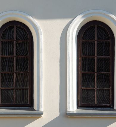 Zdjęcie nr 77: Kościół murowany, orientowany, jednonawowy, z transeptem, prezbiterium z obejściem i przybudówkami. Od zachodu kruchta, od północy kwadratowa kaplica, od południa kolejna przybudówka. 
Prezbiterium zamknięte półokrągło, z obejściem przeprutym do niego arkadami wspartymi na filarach. Ściany nawy i prezbiterium gładkie, przekryte sklepieniem kolebkowym z lunetami, w których mieszczą się okna. Transept i przecięcie naw sklepione krzyżowo. Na ścianach polichromia figuralna ze scenami z Nowego Testamentu, w partii sklepienia drobne, złote gwiazdki. Od zachodu chór zatopiony w występującym asymetrycznie murze, z tralkową balustradą. W prezbiterium siedem okien w kształcie stojącego prostokąta zamkniętego łukiem pełnym wypełnionych witrażami, w nawie sześć okien, w ramionach transeptu po jednym, czterodzielnym, wypełnionym witrażem, na wysokości chóru po dwa z każdej strony. Główne wejście od zachodu przez kruchtę. Fasada poprzedzona przedsionkiem o podziałach ramowych, z prostokątnym wejściem na osi, flankowanym parą pilastrów i prostokątnymi płycinami. Kondygnację wieńczy pełne belkowanie z wysuniętym gzymsem podtrzymującym daszek i trójkątny, schodkowy szczyt zakończony postumentami. Na centralnym krzyż, na sąsiadujących figury dzieci z rogami obfitości, a na zewnętrznych wazony płomieniste; szczyt ujmują postumenty z kulami. Fasada dwukondygnacyjna ze szczytem. Kondygnacja trójosiowa, rozdzielona pilastrami, o polach wypełnionych blendami w kształcie stojących prostokątów zamkniętych łukiem pełnym; szczyt trójkątny, z tarczą zegarową pośrodku. Budynek kościoła o wyraźnych podziałach na bryły składowe, ściany gładkie, przeprute oknami, z gzymsami pod krawędziami dachu. 
Nad nawą główną, na kalenicy, wieżyczka na sygnaturkę z latarnią i baniastym hełmem, druga na skrzyżowaniu naw, z latarnią i  hełmem zakończonym krzyżem. Dach nad nawą główną i przedsionkiem dwuspadowy, nad ramionami transeptu trójspadowym,nad prezbiterium zakończony wielobocznie, na przybudówkach dachy pulpitowe, dwuspadowe i wielospadowe. Dachy kryte dachówką ceramiczną, wieżyczki blachą. 
Najciekawszymi zabytkami kościoła są ołtarz główny z około 1700 roku z nastawą utworzoną z wici winnej latorośli, manierystyczny ołtarz boczny oraz siedemnastowieczna chrzcielnica z warsztatu Santi Gucciego. 
