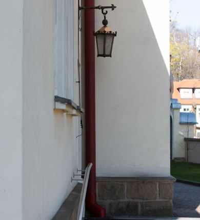 Zdjęcie nr 78: Kościół murowany, orientowany, jednonawowy, z transeptem, prezbiterium z obejściem i przybudówkami. Od zachodu kruchta, od północy kwadratowa kaplica, od południa kolejna przybudówka. 
Prezbiterium zamknięte półokrągło, z obejściem przeprutym do niego arkadami wspartymi na filarach. Ściany nawy i prezbiterium gładkie, przekryte sklepieniem kolebkowym z lunetami, w których mieszczą się okna. Transept i przecięcie naw sklepione krzyżowo. Na ścianach polichromia figuralna ze scenami z Nowego Testamentu, w partii sklepienia drobne, złote gwiazdki. Od zachodu chór zatopiony w występującym asymetrycznie murze, z tralkową balustradą. W prezbiterium siedem okien w kształcie stojącego prostokąta zamkniętego łukiem pełnym wypełnionych witrażami, w nawie sześć okien, w ramionach transeptu po jednym, czterodzielnym, wypełnionym witrażem, na wysokości chóru po dwa z każdej strony. Główne wejście od zachodu przez kruchtę. Fasada poprzedzona przedsionkiem o podziałach ramowych, z prostokątnym wejściem na osi, flankowanym parą pilastrów i prostokątnymi płycinami. Kondygnację wieńczy pełne belkowanie z wysuniętym gzymsem podtrzymującym daszek i trójkątny, schodkowy szczyt zakończony postumentami. Na centralnym krzyż, na sąsiadujących figury dzieci z rogami obfitości, a na zewnętrznych wazony płomieniste; szczyt ujmują postumenty z kulami. Fasada dwukondygnacyjna ze szczytem. Kondygnacja trójosiowa, rozdzielona pilastrami, o polach wypełnionych blendami w kształcie stojących prostokątów zamkniętych łukiem pełnym; szczyt trójkątny, z tarczą zegarową pośrodku. Budynek kościoła o wyraźnych podziałach na bryły składowe, ściany gładkie, przeprute oknami, z gzymsami pod krawędziami dachu. 
Nad nawą główną, na kalenicy, wieżyczka na sygnaturkę z latarnią i baniastym hełmem, druga na skrzyżowaniu naw, z latarnią i  hełmem zakończonym krzyżem. Dach nad nawą główną i przedsionkiem dwuspadowy, nad ramionami transeptu trójspadowym,nad prezbiterium zakończony wielobocznie, na przybudówkach dachy pulpitowe, dwuspadowe i wielospadowe. Dachy kryte dachówką ceramiczną, wieżyczki blachą. 
Najciekawszymi zabytkami kościoła są ołtarz główny z około 1700 roku z nastawą utworzoną z wici winnej latorośli, manierystyczny ołtarz boczny oraz siedemnastowieczna chrzcielnica z warsztatu Santi Gucciego. 
