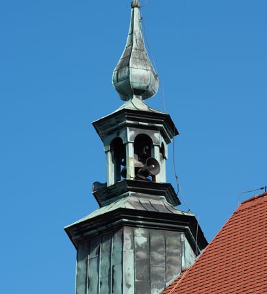 Zdjęcie nr 75: Kościół murowany, orientowany, jednonawowy, z transeptem, prezbiterium z obejściem i przybudówkami. Od zachodu kruchta, od północy kwadratowa kaplica, od południa kolejna przybudówka. 
Prezbiterium zamknięte półokrągło, z obejściem przeprutym do niego arkadami wspartymi na filarach. Ściany nawy i prezbiterium gładkie, przekryte sklepieniem kolebkowym z lunetami, w których mieszczą się okna. Transept i przecięcie naw sklepione krzyżowo. Na ścianach polichromia figuralna ze scenami z Nowego Testamentu, w partii sklepienia drobne, złote gwiazdki. Od zachodu chór zatopiony w występującym asymetrycznie murze, z tralkową balustradą. W prezbiterium siedem okien w kształcie stojącego prostokąta zamkniętego łukiem pełnym wypełnionych witrażami, w nawie sześć okien, w ramionach transeptu po jednym, czterodzielnym, wypełnionym witrażem, na wysokości chóru po dwa z każdej strony. Główne wejście od zachodu przez kruchtę. Fasada poprzedzona przedsionkiem o podziałach ramowych, z prostokątnym wejściem na osi, flankowanym parą pilastrów i prostokątnymi płycinami. Kondygnację wieńczy pełne belkowanie z wysuniętym gzymsem podtrzymującym daszek i trójkątny, schodkowy szczyt zakończony postumentami. Na centralnym krzyż, na sąsiadujących figury dzieci z rogami obfitości, a na zewnętrznych wazony płomieniste; szczyt ujmują postumenty z kulami. Fasada dwukondygnacyjna ze szczytem. Kondygnacja trójosiowa, rozdzielona pilastrami, o polach wypełnionych blendami w kształcie stojących prostokątów zamkniętych łukiem pełnym; szczyt trójkątny, z tarczą zegarową pośrodku. Budynek kościoła o wyraźnych podziałach na bryły składowe, ściany gładkie, przeprute oknami, z gzymsami pod krawędziami dachu. 
Nad nawą główną, na kalenicy, wieżyczka na sygnaturkę z latarnią i baniastym hełmem, druga na skrzyżowaniu naw, z latarnią i  hełmem zakończonym krzyżem. Dach nad nawą główną i przedsionkiem dwuspadowy, nad ramionami transeptu trójspadowym,nad prezbiterium zakończony wielobocznie, na przybudówkach dachy pulpitowe, dwuspadowe i wielospadowe. Dachy kryte dachówką ceramiczną, wieżyczki blachą. 
Najciekawszymi zabytkami kościoła są ołtarz główny z około 1700 roku z nastawą utworzoną z wici winnej latorośli, manierystyczny ołtarz boczny oraz siedemnastowieczna chrzcielnica z warsztatu Santi Gucciego. 
