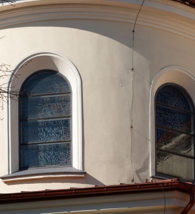 Zdjęcie nr 81: Kościół murowany, orientowany, jednonawowy, z transeptem, prezbiterium z obejściem i przybudówkami. Od zachodu kruchta, od północy kwadratowa kaplica, od południa kolejna przybudówka. 
Prezbiterium zamknięte półokrągło, z obejściem przeprutym do niego arkadami wspartymi na filarach. Ściany nawy i prezbiterium gładkie, przekryte sklepieniem kolebkowym z lunetami, w których mieszczą się okna. Transept i przecięcie naw sklepione krzyżowo. Na ścianach polichromia figuralna ze scenami z Nowego Testamentu, w partii sklepienia drobne, złote gwiazdki. Od zachodu chór zatopiony w występującym asymetrycznie murze, z tralkową balustradą. W prezbiterium siedem okien w kształcie stojącego prostokąta zamkniętego łukiem pełnym wypełnionych witrażami, w nawie sześć okien, w ramionach transeptu po jednym, czterodzielnym, wypełnionym witrażem, na wysokości chóru po dwa z każdej strony. Główne wejście od zachodu przez kruchtę. Fasada poprzedzona przedsionkiem o podziałach ramowych, z prostokątnym wejściem na osi, flankowanym parą pilastrów i prostokątnymi płycinami. Kondygnację wieńczy pełne belkowanie z wysuniętym gzymsem podtrzymującym daszek i trójkątny, schodkowy szczyt zakończony postumentami. Na centralnym krzyż, na sąsiadujących figury dzieci z rogami obfitości, a na zewnętrznych wazony płomieniste; szczyt ujmują postumenty z kulami. Fasada dwukondygnacyjna ze szczytem. Kondygnacja trójosiowa, rozdzielona pilastrami, o polach wypełnionych blendami w kształcie stojących prostokątów zamkniętych łukiem pełnym; szczyt trójkątny, z tarczą zegarową pośrodku. Budynek kościoła o wyraźnych podziałach na bryły składowe, ściany gładkie, przeprute oknami, z gzymsami pod krawędziami dachu. 
Nad nawą główną, na kalenicy, wieżyczka na sygnaturkę z latarnią i baniastym hełmem, druga na skrzyżowaniu naw, z latarnią i  hełmem zakończonym krzyżem. Dach nad nawą główną i przedsionkiem dwuspadowy, nad ramionami transeptu trójspadowym,nad prezbiterium zakończony wielobocznie, na przybudówkach dachy pulpitowe, dwuspadowe i wielospadowe. Dachy kryte dachówką ceramiczną, wieżyczki blachą. 
Najciekawszymi zabytkami kościoła są ołtarz główny z około 1700 roku z nastawą utworzoną z wici winnej latorośli, manierystyczny ołtarz boczny oraz siedemnastowieczna chrzcielnica z warsztatu Santi Gucciego. 
