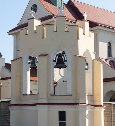 Zdjęcie nr 84: Kościół murowany, orientowany, jednonawowy, z transeptem, prezbiterium z obejściem i przybudówkami. Od zachodu kruchta, od północy kwadratowa kaplica, od południa kolejna przybudówka. 
Prezbiterium zamknięte półokrągło, z obejściem przeprutym do niego arkadami wspartymi na filarach. Ściany nawy i prezbiterium gładkie, przekryte sklepieniem kolebkowym z lunetami, w których mieszczą się okna. Transept i przecięcie naw sklepione krzyżowo. Na ścianach polichromia figuralna ze scenami z Nowego Testamentu, w partii sklepienia drobne, złote gwiazdki. Od zachodu chór zatopiony w występującym asymetrycznie murze, z tralkową balustradą. W prezbiterium siedem okien w kształcie stojącego prostokąta zamkniętego łukiem pełnym wypełnionych witrażami, w nawie sześć okien, w ramionach transeptu po jednym, czterodzielnym, wypełnionym witrażem, na wysokości chóru po dwa z każdej strony. Główne wejście od zachodu przez kruchtę. Fasada poprzedzona przedsionkiem o podziałach ramowych, z prostokątnym wejściem na osi, flankowanym parą pilastrów i prostokątnymi płycinami. Kondygnację wieńczy pełne belkowanie z wysuniętym gzymsem podtrzymującym daszek i trójkątny, schodkowy szczyt zakończony postumentami. Na centralnym krzyż, na sąsiadujących figury dzieci z rogami obfitości, a na zewnętrznych wazony płomieniste; szczyt ujmują postumenty z kulami. Fasada dwukondygnacyjna ze szczytem. Kondygnacja trójosiowa, rozdzielona pilastrami, o polach wypełnionych blendami w kształcie stojących prostokątów zamkniętych łukiem pełnym; szczyt trójkątny, z tarczą zegarową pośrodku. Budynek kościoła o wyraźnych podziałach na bryły składowe, ściany gładkie, przeprute oknami, z gzymsami pod krawędziami dachu. 
Nad nawą główną, na kalenicy, wieżyczka na sygnaturkę z latarnią i baniastym hełmem, druga na skrzyżowaniu naw, z latarnią i  hełmem zakończonym krzyżem. Dach nad nawą główną i przedsionkiem dwuspadowy, nad ramionami transeptu trójspadowym,nad prezbiterium zakończony wielobocznie, na przybudówkach dachy pulpitowe, dwuspadowe i wielospadowe. Dachy kryte dachówką ceramiczną, wieżyczki blachą. 
Najciekawszymi zabytkami kościoła są ołtarz główny z około 1700 roku z nastawą utworzoną z wici winnej latorośli, manierystyczny ołtarz boczny oraz siedemnastowieczna chrzcielnica z warsztatu Santi Gucciego. 
