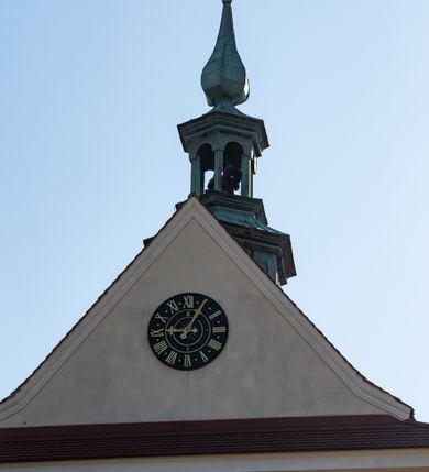 Zdjęcie nr 91: Kościół murowany, orientowany, jednonawowy, z transeptem, prezbiterium z obejściem i przybudówkami. Od zachodu kruchta, od północy kwadratowa kaplica, od południa kolejna przybudówka. 
Prezbiterium zamknięte półokrągło, z obejściem przeprutym do niego arkadami wspartymi na filarach. Ściany nawy i prezbiterium gładkie, przekryte sklepieniem kolebkowym z lunetami, w których mieszczą się okna. Transept i przecięcie naw sklepione krzyżowo. Na ścianach polichromia figuralna ze scenami z Nowego Testamentu, w partii sklepienia drobne, złote gwiazdki. Od zachodu chór zatopiony w występującym asymetrycznie murze, z tralkową balustradą. W prezbiterium siedem okien w kształcie stojącego prostokąta zamkniętego łukiem pełnym wypełnionych witrażami, w nawie sześć okien, w ramionach transeptu po jednym, czterodzielnym, wypełnionym witrażem, na wysokości chóru po dwa z każdej strony. Główne wejście od zachodu przez kruchtę. Fasada poprzedzona przedsionkiem o podziałach ramowych, z prostokątnym wejściem na osi, flankowanym parą pilastrów i prostokątnymi płycinami. Kondygnację wieńczy pełne belkowanie z wysuniętym gzymsem podtrzymującym daszek i trójkątny, schodkowy szczyt zakończony postumentami. Na centralnym krzyż, na sąsiadujących figury dzieci z rogami obfitości, a na zewnętrznych wazony płomieniste; szczyt ujmują postumenty z kulami. Fasada dwukondygnacyjna ze szczytem. Kondygnacja trójosiowa, rozdzielona pilastrami, o polach wypełnionych blendami w kształcie stojących prostokątów zamkniętych łukiem pełnym; szczyt trójkątny, z tarczą zegarową pośrodku. Budynek kościoła o wyraźnych podziałach na bryły składowe, ściany gładkie, przeprute oknami, z gzymsami pod krawędziami dachu. 
Nad nawą główną, na kalenicy, wieżyczka na sygnaturkę z latarnią i baniastym hełmem, druga na skrzyżowaniu naw, z latarnią i  hełmem zakończonym krzyżem. Dach nad nawą główną i przedsionkiem dwuspadowy, nad ramionami transeptu trójspadowym,nad prezbiterium zakończony wielobocznie, na przybudówkach dachy pulpitowe, dwuspadowe i wielospadowe. Dachy kryte dachówką ceramiczną, wieżyczki blachą. 
Najciekawszymi zabytkami kościoła są ołtarz główny z około 1700 roku z nastawą utworzoną z wici winnej latorośli, manierystyczny ołtarz boczny oraz siedemnastowieczna chrzcielnica z warsztatu Santi Gucciego. 
