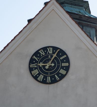 Zdjęcie nr 92: Kościół murowany, orientowany, jednonawowy, z transeptem, prezbiterium z obejściem i przybudówkami. Od zachodu kruchta, od północy kwadratowa kaplica, od południa kolejna przybudówka. 
Prezbiterium zamknięte półokrągło, z obejściem przeprutym do niego arkadami wspartymi na filarach. Ściany nawy i prezbiterium gładkie, przekryte sklepieniem kolebkowym z lunetami, w których mieszczą się okna. Transept i przecięcie naw sklepione krzyżowo. Na ścianach polichromia figuralna ze scenami z Nowego Testamentu, w partii sklepienia drobne, złote gwiazdki. Od zachodu chór zatopiony w występującym asymetrycznie murze, z tralkową balustradą. W prezbiterium siedem okien w kształcie stojącego prostokąta zamkniętego łukiem pełnym wypełnionych witrażami, w nawie sześć okien, w ramionach transeptu po jednym, czterodzielnym, wypełnionym witrażem, na wysokości chóru po dwa z każdej strony. Główne wejście od zachodu przez kruchtę. Fasada poprzedzona przedsionkiem o podziałach ramowych, z prostokątnym wejściem na osi, flankowanym parą pilastrów i prostokątnymi płycinami. Kondygnację wieńczy pełne belkowanie z wysuniętym gzymsem podtrzymującym daszek i trójkątny, schodkowy szczyt zakończony postumentami. Na centralnym krzyż, na sąsiadujących figury dzieci z rogami obfitości, a na zewnętrznych wazony płomieniste; szczyt ujmują postumenty z kulami. Fasada dwukondygnacyjna ze szczytem. Kondygnacja trójosiowa, rozdzielona pilastrami, o polach wypełnionych blendami w kształcie stojących prostokątów zamkniętych łukiem pełnym; szczyt trójkątny, z tarczą zegarową pośrodku. Budynek kościoła o wyraźnych podziałach na bryły składowe, ściany gładkie, przeprute oknami, z gzymsami pod krawędziami dachu. 
Nad nawą główną, na kalenicy, wieżyczka na sygnaturkę z latarnią i baniastym hełmem, druga na skrzyżowaniu naw, z latarnią i  hełmem zakończonym krzyżem. Dach nad nawą główną i przedsionkiem dwuspadowy, nad ramionami transeptu trójspadowym,nad prezbiterium zakończony wielobocznie, na przybudówkach dachy pulpitowe, dwuspadowe i wielospadowe. Dachy kryte dachówką ceramiczną, wieżyczki blachą. 
Najciekawszymi zabytkami kościoła są ołtarz główny z około 1700 roku z nastawą utworzoną z wici winnej latorośli, manierystyczny ołtarz boczny oraz siedemnastowieczna chrzcielnica z warsztatu Santi Gucciego. 
