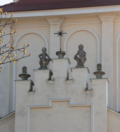 Zdjęcie nr 94: Kościół murowany, orientowany, jednonawowy, z transeptem, prezbiterium z obejściem i przybudówkami. Od zachodu kruchta, od północy kwadratowa kaplica, od południa kolejna przybudówka. 
Prezbiterium zamknięte półokrągło, z obejściem przeprutym do niego arkadami wspartymi na filarach. Ściany nawy i prezbiterium gładkie, przekryte sklepieniem kolebkowym z lunetami, w których mieszczą się okna. Transept i przecięcie naw sklepione krzyżowo. Na ścianach polichromia figuralna ze scenami z Nowego Testamentu, w partii sklepienia drobne, złote gwiazdki. Od zachodu chór zatopiony w występującym asymetrycznie murze, z tralkową balustradą. W prezbiterium siedem okien w kształcie stojącego prostokąta zamkniętego łukiem pełnym wypełnionych witrażami, w nawie sześć okien, w ramionach transeptu po jednym, czterodzielnym, wypełnionym witrażem, na wysokości chóru po dwa z każdej strony. Główne wejście od zachodu przez kruchtę. Fasada poprzedzona przedsionkiem o podziałach ramowych, z prostokątnym wejściem na osi, flankowanym parą pilastrów i prostokątnymi płycinami. Kondygnację wieńczy pełne belkowanie z wysuniętym gzymsem podtrzymującym daszek i trójkątny, schodkowy szczyt zakończony postumentami. Na centralnym krzyż, na sąsiadujących figury dzieci z rogami obfitości, a na zewnętrznych wazony płomieniste; szczyt ujmują postumenty z kulami. Fasada dwukondygnacyjna ze szczytem. Kondygnacja trójosiowa, rozdzielona pilastrami, o polach wypełnionych blendami w kształcie stojących prostokątów zamkniętych łukiem pełnym; szczyt trójkątny, z tarczą zegarową pośrodku. Budynek kościoła o wyraźnych podziałach na bryły składowe, ściany gładkie, przeprute oknami, z gzymsami pod krawędziami dachu. 
Nad nawą główną, na kalenicy, wieżyczka na sygnaturkę z latarnią i baniastym hełmem, druga na skrzyżowaniu naw, z latarnią i  hełmem zakończonym krzyżem. Dach nad nawą główną i przedsionkiem dwuspadowy, nad ramionami transeptu trójspadowym,nad prezbiterium zakończony wielobocznie, na przybudówkach dachy pulpitowe, dwuspadowe i wielospadowe. Dachy kryte dachówką ceramiczną, wieżyczki blachą. 
Najciekawszymi zabytkami kościoła są ołtarz główny z około 1700 roku z nastawą utworzoną z wici winnej latorośli, manierystyczny ołtarz boczny oraz siedemnastowieczna chrzcielnica z warsztatu Santi Gucciego. 
