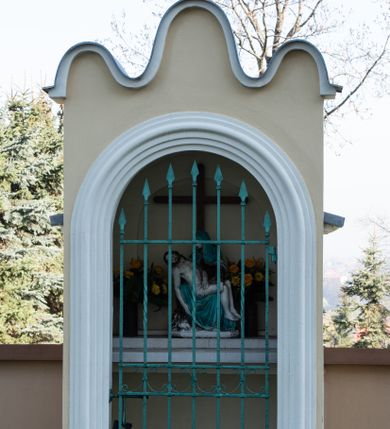 Zdjęcie nr 95: Kościół murowany, orientowany, jednonawowy, z transeptem, prezbiterium z obejściem i przybudówkami. Od zachodu kruchta, od północy kwadratowa kaplica, od południa kolejna przybudówka. 
Prezbiterium zamknięte półokrągło, z obejściem przeprutym do niego arkadami wspartymi na filarach. Ściany nawy i prezbiterium gładkie, przekryte sklepieniem kolebkowym z lunetami, w których mieszczą się okna. Transept i przecięcie naw sklepione krzyżowo. Na ścianach polichromia figuralna ze scenami z Nowego Testamentu, w partii sklepienia drobne, złote gwiazdki. Od zachodu chór zatopiony w występującym asymetrycznie murze, z tralkową balustradą. W prezbiterium siedem okien w kształcie stojącego prostokąta zamkniętego łukiem pełnym wypełnionych witrażami, w nawie sześć okien, w ramionach transeptu po jednym, czterodzielnym, wypełnionym witrażem, na wysokości chóru po dwa z każdej strony. Główne wejście od zachodu przez kruchtę. Fasada poprzedzona przedsionkiem o podziałach ramowych, z prostokątnym wejściem na osi, flankowanym parą pilastrów i prostokątnymi płycinami. Kondygnację wieńczy pełne belkowanie z wysuniętym gzymsem podtrzymującym daszek i trójkątny, schodkowy szczyt zakończony postumentami. Na centralnym krzyż, na sąsiadujących figury dzieci z rogami obfitości, a na zewnętrznych wazony płomieniste; szczyt ujmują postumenty z kulami. Fasada dwukondygnacyjna ze szczytem. Kondygnacja trójosiowa, rozdzielona pilastrami, o polach wypełnionych blendami w kształcie stojących prostokątów zamkniętych łukiem pełnym; szczyt trójkątny, z tarczą zegarową pośrodku. Budynek kościoła o wyraźnych podziałach na bryły składowe, ściany gładkie, przeprute oknami, z gzymsami pod krawędziami dachu. 
Nad nawą główną, na kalenicy, wieżyczka na sygnaturkę z latarnią i baniastym hełmem, druga na skrzyżowaniu naw, z latarnią i  hełmem zakończonym krzyżem. Dach nad nawą główną i przedsionkiem dwuspadowy, nad ramionami transeptu trójspadowym,nad prezbiterium zakończony wielobocznie, na przybudówkach dachy pulpitowe, dwuspadowe i wielospadowe. Dachy kryte dachówką ceramiczną, wieżyczki blachą. 
Najciekawszymi zabytkami kościoła są ołtarz główny z około 1700 roku z nastawą utworzoną z wici winnej latorośli, manierystyczny ołtarz boczny oraz siedemnastowieczna chrzcielnica z warsztatu Santi Gucciego. 
