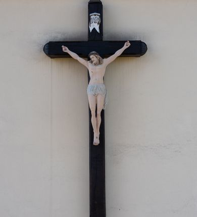 Zdjęcie nr 97: Kościół murowany, orientowany, jednonawowy, z transeptem, prezbiterium z obejściem i przybudówkami. Od zachodu kruchta, od północy kwadratowa kaplica, od południa kolejna przybudówka. 
Prezbiterium zamknięte półokrągło, z obejściem przeprutym do niego arkadami wspartymi na filarach. Ściany nawy i prezbiterium gładkie, przekryte sklepieniem kolebkowym z lunetami, w których mieszczą się okna. Transept i przecięcie naw sklepione krzyżowo. Na ścianach polichromia figuralna ze scenami z Nowego Testamentu, w partii sklepienia drobne, złote gwiazdki. Od zachodu chór zatopiony w występującym asymetrycznie murze, z tralkową balustradą. W prezbiterium siedem okien w kształcie stojącego prostokąta zamkniętego łukiem pełnym wypełnionych witrażami, w nawie sześć okien, w ramionach transeptu po jednym, czterodzielnym, wypełnionym witrażem, na wysokości chóru po dwa z każdej strony. Główne wejście od zachodu przez kruchtę. Fasada poprzedzona przedsionkiem o podziałach ramowych, z prostokątnym wejściem na osi, flankowanym parą pilastrów i prostokątnymi płycinami. Kondygnację wieńczy pełne belkowanie z wysuniętym gzymsem podtrzymującym daszek i trójkątny, schodkowy szczyt zakończony postumentami. Na centralnym krzyż, na sąsiadujących figury dzieci z rogami obfitości, a na zewnętrznych wazony płomieniste; szczyt ujmują postumenty z kulami. Fasada dwukondygnacyjna ze szczytem. Kondygnacja trójosiowa, rozdzielona pilastrami, o polach wypełnionych blendami w kształcie stojących prostokątów zamkniętych łukiem pełnym; szczyt trójkątny, z tarczą zegarową pośrodku. Budynek kościoła o wyraźnych podziałach na bryły składowe, ściany gładkie, przeprute oknami, z gzymsami pod krawędziami dachu. 
Nad nawą główną, na kalenicy, wieżyczka na sygnaturkę z latarnią i baniastym hełmem, druga na skrzyżowaniu naw, z latarnią i  hełmem zakończonym krzyżem. Dach nad nawą główną i przedsionkiem dwuspadowy, nad ramionami transeptu trójspadowym,nad prezbiterium zakończony wielobocznie, na przybudówkach dachy pulpitowe, dwuspadowe i wielospadowe. Dachy kryte dachówką ceramiczną, wieżyczki blachą. 
Najciekawszymi zabytkami kościoła są ołtarz główny z około 1700 roku z nastawą utworzoną z wici winnej latorośli, manierystyczny ołtarz boczny oraz siedemnastowieczna chrzcielnica z warsztatu Santi Gucciego. 
