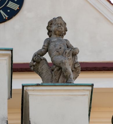 Zdjęcie nr 100: Kościół murowany, orientowany, jednonawowy, z transeptem, prezbiterium z obejściem i przybudówkami. Od zachodu kruchta, od północy kwadratowa kaplica, od południa kolejna przybudówka. 
Prezbiterium zamknięte półokrągło, z obejściem przeprutym do niego arkadami wspartymi na filarach. Ściany nawy i prezbiterium gładkie, przekryte sklepieniem kolebkowym z lunetami, w których mieszczą się okna. Transept i przecięcie naw sklepione krzyżowo. Na ścianach polichromia figuralna ze scenami z Nowego Testamentu, w partii sklepienia drobne, złote gwiazdki. Od zachodu chór zatopiony w występującym asymetrycznie murze, z tralkową balustradą. W prezbiterium siedem okien w kształcie stojącego prostokąta zamkniętego łukiem pełnym wypełnionych witrażami, w nawie sześć okien, w ramionach transeptu po jednym, czterodzielnym, wypełnionym witrażem, na wysokości chóru po dwa z każdej strony. Główne wejście od zachodu przez kruchtę. Fasada poprzedzona przedsionkiem o podziałach ramowych, z prostokątnym wejściem na osi, flankowanym parą pilastrów i prostokątnymi płycinami. Kondygnację wieńczy pełne belkowanie z wysuniętym gzymsem podtrzymującym daszek i trójkątny, schodkowy szczyt zakończony postumentami. Na centralnym krzyż, na sąsiadujących figury dzieci z rogami obfitości, a na zewnętrznych wazony płomieniste; szczyt ujmują postumenty z kulami. Fasada dwukondygnacyjna ze szczytem. Kondygnacja trójosiowa, rozdzielona pilastrami, o polach wypełnionych blendami w kształcie stojących prostokątów zamkniętych łukiem pełnym; szczyt trójkątny, z tarczą zegarową pośrodku. Budynek kościoła o wyraźnych podziałach na bryły składowe, ściany gładkie, przeprute oknami, z gzymsami pod krawędziami dachu. 
Nad nawą główną, na kalenicy, wieżyczka na sygnaturkę z latarnią i baniastym hełmem, druga na skrzyżowaniu naw, z latarnią i  hełmem zakończonym krzyżem. Dach nad nawą główną i przedsionkiem dwuspadowy, nad ramionami transeptu trójspadowym,nad prezbiterium zakończony wielobocznie, na przybudówkach dachy pulpitowe, dwuspadowe i wielospadowe. Dachy kryte dachówką ceramiczną, wieżyczki blachą. 
Najciekawszymi zabytkami kościoła są ołtarz główny z około 1700 roku z nastawą utworzoną z wici winnej latorośli, manierystyczny ołtarz boczny oraz siedemnastowieczna chrzcielnica z warsztatu Santi Gucciego. 
