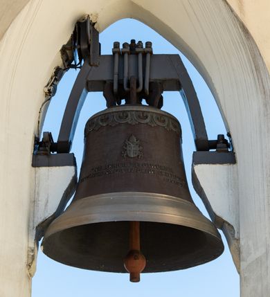 Zdjęcie nr 106: Kościół murowany, orientowany, jednonawowy, z transeptem, prezbiterium z obejściem i przybudówkami. Od zachodu kruchta, od północy kwadratowa kaplica, od południa kolejna przybudówka. 
Prezbiterium zamknięte półokrągło, z obejściem przeprutym do niego arkadami wspartymi na filarach. Ściany nawy i prezbiterium gładkie, przekryte sklepieniem kolebkowym z lunetami, w których mieszczą się okna. Transept i przecięcie naw sklepione krzyżowo. Na ścianach polichromia figuralna ze scenami z Nowego Testamentu, w partii sklepienia drobne, złote gwiazdki. Od zachodu chór zatopiony w występującym asymetrycznie murze, z tralkową balustradą. W prezbiterium siedem okien w kształcie stojącego prostokąta zamkniętego łukiem pełnym wypełnionych witrażami, w nawie sześć okien, w ramionach transeptu po jednym, czterodzielnym, wypełnionym witrażem, na wysokości chóru po dwa z każdej strony. Główne wejście od zachodu przez kruchtę. Fasada poprzedzona przedsionkiem o podziałach ramowych, z prostokątnym wejściem na osi, flankowanym parą pilastrów i prostokątnymi płycinami. Kondygnację wieńczy pełne belkowanie z wysuniętym gzymsem podtrzymującym daszek i trójkątny, schodkowy szczyt zakończony postumentami. Na centralnym krzyż, na sąsiadujących figury dzieci z rogami obfitości, a na zewnętrznych wazony płomieniste; szczyt ujmują postumenty z kulami. Fasada dwukondygnacyjna ze szczytem. Kondygnacja trójosiowa, rozdzielona pilastrami, o polach wypełnionych blendami w kształcie stojących prostokątów zamkniętych łukiem pełnym; szczyt trójkątny, z tarczą zegarową pośrodku. Budynek kościoła o wyraźnych podziałach na bryły składowe, ściany gładkie, przeprute oknami, z gzymsami pod krawędziami dachu. 
Nad nawą główną, na kalenicy, wieżyczka na sygnaturkę z latarnią i baniastym hełmem, druga na skrzyżowaniu naw, z latarnią i  hełmem zakończonym krzyżem. Dach nad nawą główną i przedsionkiem dwuspadowy, nad ramionami transeptu trójspadowym,nad prezbiterium zakończony wielobocznie, na przybudówkach dachy pulpitowe, dwuspadowe i wielospadowe. Dachy kryte dachówką ceramiczną, wieżyczki blachą. 
Najciekawszymi zabytkami kościoła są ołtarz główny z około 1700 roku z nastawą utworzoną z wici winnej latorośli, manierystyczny ołtarz boczny oraz siedemnastowieczna chrzcielnica z warsztatu Santi Gucciego. 
