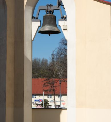 Zdjęcie nr 104: Kościół murowany, orientowany, jednonawowy, z transeptem, prezbiterium z obejściem i przybudówkami. Od zachodu kruchta, od północy kwadratowa kaplica, od południa kolejna przybudówka. 
Prezbiterium zamknięte półokrągło, z obejściem przeprutym do niego arkadami wspartymi na filarach. Ściany nawy i prezbiterium gładkie, przekryte sklepieniem kolebkowym z lunetami, w których mieszczą się okna. Transept i przecięcie naw sklepione krzyżowo. Na ścianach polichromia figuralna ze scenami z Nowego Testamentu, w partii sklepienia drobne, złote gwiazdki. Od zachodu chór zatopiony w występującym asymetrycznie murze, z tralkową balustradą. W prezbiterium siedem okien w kształcie stojącego prostokąta zamkniętego łukiem pełnym wypełnionych witrażami, w nawie sześć okien, w ramionach transeptu po jednym, czterodzielnym, wypełnionym witrażem, na wysokości chóru po dwa z każdej strony. Główne wejście od zachodu przez kruchtę. Fasada poprzedzona przedsionkiem o podziałach ramowych, z prostokątnym wejściem na osi, flankowanym parą pilastrów i prostokątnymi płycinami. Kondygnację wieńczy pełne belkowanie z wysuniętym gzymsem podtrzymującym daszek i trójkątny, schodkowy szczyt zakończony postumentami. Na centralnym krzyż, na sąsiadujących figury dzieci z rogami obfitości, a na zewnętrznych wazony płomieniste; szczyt ujmują postumenty z kulami. Fasada dwukondygnacyjna ze szczytem. Kondygnacja trójosiowa, rozdzielona pilastrami, o polach wypełnionych blendami w kształcie stojących prostokątów zamkniętych łukiem pełnym; szczyt trójkątny, z tarczą zegarową pośrodku. Budynek kościoła o wyraźnych podziałach na bryły składowe, ściany gładkie, przeprute oknami, z gzymsami pod krawędziami dachu. 
Nad nawą główną, na kalenicy, wieżyczka na sygnaturkę z latarnią i baniastym hełmem, druga na skrzyżowaniu naw, z latarnią i  hełmem zakończonym krzyżem. Dach nad nawą główną i przedsionkiem dwuspadowy, nad ramionami transeptu trójspadowym,nad prezbiterium zakończony wielobocznie, na przybudówkach dachy pulpitowe, dwuspadowe i wielospadowe. Dachy kryte dachówką ceramiczną, wieżyczki blachą. 
Najciekawszymi zabytkami kościoła są ołtarz główny z około 1700 roku z nastawą utworzoną z wici winnej latorośli, manierystyczny ołtarz boczny oraz siedemnastowieczna chrzcielnica z warsztatu Santi Gucciego. 
