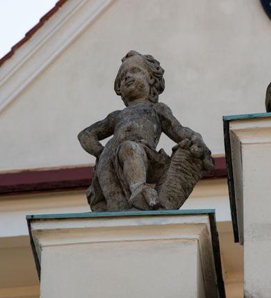 Zdjęcie nr 103: Kościół murowany, orientowany, jednonawowy, z transeptem, prezbiterium z obejściem i przybudówkami. Od zachodu kruchta, od północy kwadratowa kaplica, od południa kolejna przybudówka. 
Prezbiterium zamknięte półokrągło, z obejściem przeprutym do niego arkadami wspartymi na filarach. Ściany nawy i prezbiterium gładkie, przekryte sklepieniem kolebkowym z lunetami, w których mieszczą się okna. Transept i przecięcie naw sklepione krzyżowo. Na ścianach polichromia figuralna ze scenami z Nowego Testamentu, w partii sklepienia drobne, złote gwiazdki. Od zachodu chór zatopiony w występującym asymetrycznie murze, z tralkową balustradą. W prezbiterium siedem okien w kształcie stojącego prostokąta zamkniętego łukiem pełnym wypełnionych witrażami, w nawie sześć okien, w ramionach transeptu po jednym, czterodzielnym, wypełnionym witrażem, na wysokości chóru po dwa z każdej strony. Główne wejście od zachodu przez kruchtę. Fasada poprzedzona przedsionkiem o podziałach ramowych, z prostokątnym wejściem na osi, flankowanym parą pilastrów i prostokątnymi płycinami. Kondygnację wieńczy pełne belkowanie z wysuniętym gzymsem podtrzymującym daszek i trójkątny, schodkowy szczyt zakończony postumentami. Na centralnym krzyż, na sąsiadujących figury dzieci z rogami obfitości, a na zewnętrznych wazony płomieniste; szczyt ujmują postumenty z kulami. Fasada dwukondygnacyjna ze szczytem. Kondygnacja trójosiowa, rozdzielona pilastrami, o polach wypełnionych blendami w kształcie stojących prostokątów zamkniętych łukiem pełnym; szczyt trójkątny, z tarczą zegarową pośrodku. Budynek kościoła o wyraźnych podziałach na bryły składowe, ściany gładkie, przeprute oknami, z gzymsami pod krawędziami dachu. 
Nad nawą główną, na kalenicy, wieżyczka na sygnaturkę z latarnią i baniastym hełmem, druga na skrzyżowaniu naw, z latarnią i  hełmem zakończonym krzyżem. Dach nad nawą główną i przedsionkiem dwuspadowy, nad ramionami transeptu trójspadowym,nad prezbiterium zakończony wielobocznie, na przybudówkach dachy pulpitowe, dwuspadowe i wielospadowe. Dachy kryte dachówką ceramiczną, wieżyczki blachą. 
Najciekawszymi zabytkami kościoła są ołtarz główny z około 1700 roku z nastawą utworzoną z wici winnej latorośli, manierystyczny ołtarz boczny oraz siedemnastowieczna chrzcielnica z warsztatu Santi Gucciego. 
