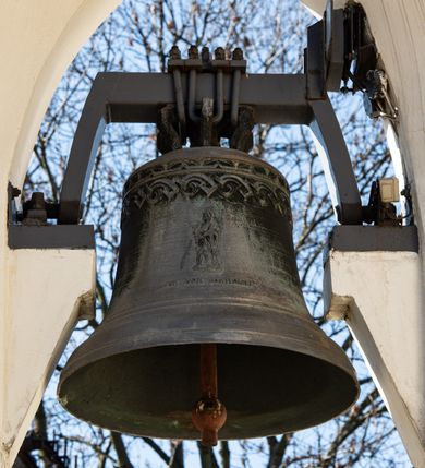 Zdjęcie nr 108: Kościół murowany, orientowany, jednonawowy, z transeptem, prezbiterium z obejściem i przybudówkami. Od zachodu kruchta, od północy kwadratowa kaplica, od południa kolejna przybudówka. 
Prezbiterium zamknięte półokrągło, z obejściem przeprutym do niego arkadami wspartymi na filarach. Ściany nawy i prezbiterium gładkie, przekryte sklepieniem kolebkowym z lunetami, w których mieszczą się okna. Transept i przecięcie naw sklepione krzyżowo. Na ścianach polichromia figuralna ze scenami z Nowego Testamentu, w partii sklepienia drobne, złote gwiazdki. Od zachodu chór zatopiony w występującym asymetrycznie murze, z tralkową balustradą. W prezbiterium siedem okien w kształcie stojącego prostokąta zamkniętego łukiem pełnym wypełnionych witrażami, w nawie sześć okien, w ramionach transeptu po jednym, czterodzielnym, wypełnionym witrażem, na wysokości chóru po dwa z każdej strony. Główne wejście od zachodu przez kruchtę. Fasada poprzedzona przedsionkiem o podziałach ramowych, z prostokątnym wejściem na osi, flankowanym parą pilastrów i prostokątnymi płycinami. Kondygnację wieńczy pełne belkowanie z wysuniętym gzymsem podtrzymującym daszek i trójkątny, schodkowy szczyt zakończony postumentami. Na centralnym krzyż, na sąsiadujących figury dzieci z rogami obfitości, a na zewnętrznych wazony płomieniste; szczyt ujmują postumenty z kulami. Fasada dwukondygnacyjna ze szczytem. Kondygnacja trójosiowa, rozdzielona pilastrami, o polach wypełnionych blendami w kształcie stojących prostokątów zamkniętych łukiem pełnym; szczyt trójkątny, z tarczą zegarową pośrodku. Budynek kościoła o wyraźnych podziałach na bryły składowe, ściany gładkie, przeprute oknami, z gzymsami pod krawędziami dachu. 
Nad nawą główną, na kalenicy, wieżyczka na sygnaturkę z latarnią i baniastym hełmem, druga na skrzyżowaniu naw, z latarnią i  hełmem zakończonym krzyżem. Dach nad nawą główną i przedsionkiem dwuspadowy, nad ramionami transeptu trójspadowym,nad prezbiterium zakończony wielobocznie, na przybudówkach dachy pulpitowe, dwuspadowe i wielospadowe. Dachy kryte dachówką ceramiczną, wieżyczki blachą. 
Najciekawszymi zabytkami kościoła są ołtarz główny z około 1700 roku z nastawą utworzoną z wici winnej latorośli, manierystyczny ołtarz boczny oraz siedemnastowieczna chrzcielnica z warsztatu Santi Gucciego. 
