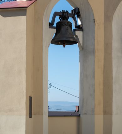 Zdjęcie nr 110: Kościół murowany, orientowany, jednonawowy, z transeptem, prezbiterium z obejściem i przybudówkami. Od zachodu kruchta, od północy kwadratowa kaplica, od południa kolejna przybudówka. 
Prezbiterium zamknięte półokrągło, z obejściem przeprutym do niego arkadami wspartymi na filarach. Ściany nawy i prezbiterium gładkie, przekryte sklepieniem kolebkowym z lunetami, w których mieszczą się okna. Transept i przecięcie naw sklepione krzyżowo. Na ścianach polichromia figuralna ze scenami z Nowego Testamentu, w partii sklepienia drobne, złote gwiazdki. Od zachodu chór zatopiony w występującym asymetrycznie murze, z tralkową balustradą. W prezbiterium siedem okien w kształcie stojącego prostokąta zamkniętego łukiem pełnym wypełnionych witrażami, w nawie sześć okien, w ramionach transeptu po jednym, czterodzielnym, wypełnionym witrażem, na wysokości chóru po dwa z każdej strony. Główne wejście od zachodu przez kruchtę. Fasada poprzedzona przedsionkiem o podziałach ramowych, z prostokątnym wejściem na osi, flankowanym parą pilastrów i prostokątnymi płycinami. Kondygnację wieńczy pełne belkowanie z wysuniętym gzymsem podtrzymującym daszek i trójkątny, schodkowy szczyt zakończony postumentami. Na centralnym krzyż, na sąsiadujących figury dzieci z rogami obfitości, a na zewnętrznych wazony płomieniste; szczyt ujmują postumenty z kulami. Fasada dwukondygnacyjna ze szczytem. Kondygnacja trójosiowa, rozdzielona pilastrami, o polach wypełnionych blendami w kształcie stojących prostokątów zamkniętych łukiem pełnym; szczyt trójkątny, z tarczą zegarową pośrodku. Budynek kościoła o wyraźnych podziałach na bryły składowe, ściany gładkie, przeprute oknami, z gzymsami pod krawędziami dachu. 
Nad nawą główną, na kalenicy, wieżyczka na sygnaturkę z latarnią i baniastym hełmem, druga na skrzyżowaniu naw, z latarnią i  hełmem zakończonym krzyżem. Dach nad nawą główną i przedsionkiem dwuspadowy, nad ramionami transeptu trójspadowym,nad prezbiterium zakończony wielobocznie, na przybudówkach dachy pulpitowe, dwuspadowe i wielospadowe. Dachy kryte dachówką ceramiczną, wieżyczki blachą. 
Najciekawszymi zabytkami kościoła są ołtarz główny z około 1700 roku z nastawą utworzoną z wici winnej latorośli, manierystyczny ołtarz boczny oraz siedemnastowieczna chrzcielnica z warsztatu Santi Gucciego. 
