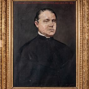 Zdjęcie nr 1: Obraz w formie stojącego prostokąta, w profilowanej ramie zdobionej wiciami roślinnymi. Na ciemnym tle przedstawione w trzech czwartych popiersie księdza ubranego w sutannę i mucet. Twarz o poważnym wyrazie, prostych ustach, szarych  i niewielkich oczach. Na głowie ciemne, siwiejące włosy zaczesane na bok, z wyraźną łysiną. Wzdłuż górnej krawędzi obrazu napis: "CASIMIRUS de OSZACKI. PAROCHUS MORAVICENSIS. OBIIT DIE 8. JUNII 1876 a[nno]" 
W prawym dolnym rogu sygnatura: "T[adeusz] Gadomski 1903."