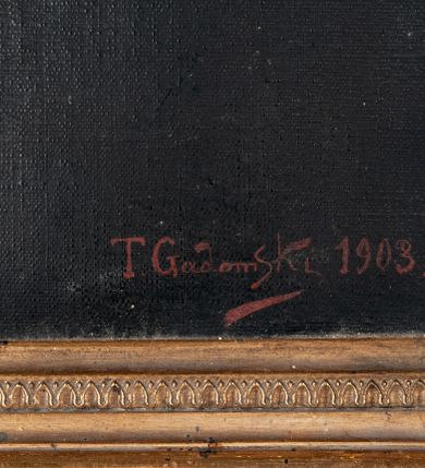 Zdjęcie nr 5: Obraz w formie stojącego prostokąta, w profilowanej ramie zdobionej wiciami roślinnymi. Na ciemnym tle przedstawione w trzech czwartych popiersie księdza ubranego w sutannę i mucet. Twarz o poważnym wyrazie, prostych ustach, szarych  i niewielkich oczach. Na głowie ciemne, siwiejące włosy zaczesane na bok, z wyraźną łysiną. Wzdłuż górnej krawędzi obrazu napis: "CASIMIRUS de OSZACKI. PAROCHUS MORAVICENSIS. OBIIT DIE 8. JUNII 1876 a[nno]" 
W prawym dolnym rogu sygnatura: "T[adeusz] Gadomski 1903."