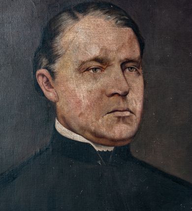 Zdjęcie nr 2: Obraz w formie stojącego prostokąta, w profilowanej ramie zdobionej wiciami roślinnymi. Na ciemnym tle przedstawione w trzech czwartych popiersie księdza ubranego w sutannę i mucet. Twarz o poważnym wyrazie, prostych ustach, szarych  i niewielkich oczach. Na głowie ciemne, siwiejące włosy zaczesane na bok, z wyraźną łysiną. Wzdłuż górnej krawędzi obrazu napis: &quot;CASIMIRUS de OSZACKI. PAROCHUS MORAVICENSIS. OBIIT DIE 8. JUNII 1876 a[nno]&quot; 
W prawym dolnym rogu sygnatura: &quot;T[adeusz] Gadomski 1903.&quot;