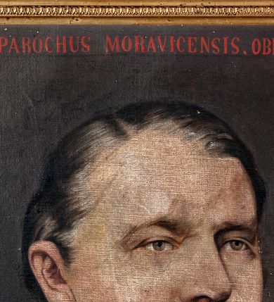 Zdjęcie nr 4: Obraz w formie stojącego prostokąta, w profilowanej ramie zdobionej wiciami roślinnymi. Na ciemnym tle przedstawione w trzech czwartych popiersie księdza ubranego w sutannę i mucet. Twarz o poważnym wyrazie, prostych ustach, szarych  i niewielkich oczach. Na głowie ciemne, siwiejące włosy zaczesane na bok, z wyraźną łysiną. Wzdłuż górnej krawędzi obrazu napis: "CASIMIRUS de OSZACKI. PAROCHUS MORAVICENSIS. OBIIT DIE 8. JUNII 1876 a[nno]" 
W prawym dolnym rogu sygnatura: "T[adeusz] Gadomski 1903."