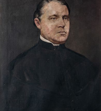 Zdjęcie nr 3: Obraz w formie stojącego prostokąta, w profilowanej ramie zdobionej wiciami roślinnymi. Na ciemnym tle przedstawione w trzech czwartych popiersie księdza ubranego w sutannę i mucet. Twarz o poważnym wyrazie, prostych ustach, szarych  i niewielkich oczach. Na głowie ciemne, siwiejące włosy zaczesane na bok, z wyraźną łysiną. Wzdłuż górnej krawędzi obrazu napis: "CASIMIRUS de OSZACKI. PAROCHUS MORAVICENSIS. OBIIT DIE 8. JUNII 1876 a[nno]" 
W prawym dolnym rogu sygnatura: "T[adeusz] Gadomski 1903."