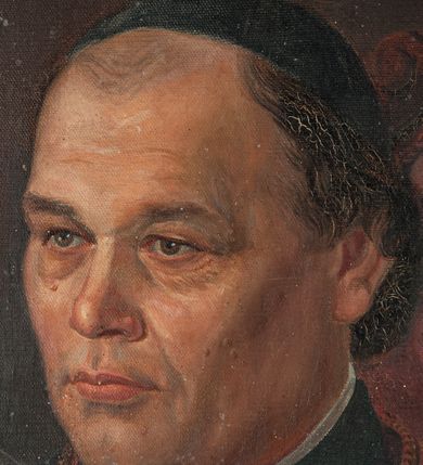 Zdjęcie nr 3: Obraz o kształcie stojącego prostokąta. Portret duchownego na tle purpurowej kotary przesłaniającej pejzaż z kościołem i plebanią w Morawicy ukazanych od strony frontu. Duchowny siedzący na fotelu o purpurowym obiciu jest przedstawiony do pasa, zwrócony na prawo, ujęty w trzech czwartych. Głowę ma dużą, twarz okrągłą z masywnymi kośćmi jarzmowymi, wydatnymi łukami brwiowymi, śniadej cerze z głęboko zarysowanymi zmarszczkami mimicznymi i  wysokim czole. Jego oczy są małe, brązowe, głęboko osadzone z opadającymi powiekami, podkrążone. Nos krótki, lekko zadarty do góry, usta wąskie, niewielkie znamię pod prawym okiem oraz po lewej stronie brody. Ciemne, krótkie włosy z wysokimi zakolami. Ręce swobodnie oparte na poręczach fotela. Ubrany jest w rokietę z rękawami podbitymi czerwoną tkaniną, fioletowy mantolet i piuskę. Na piersi nosi złoty medalion na podwójnym łańcuchu, a na palcu prawej dłoni złoty pierścień. W prawym dolnym rogu napis: &quot;AS 1889 r(ok)&quot; Napis na odwrocie płótna: &quot;Własność Plebanii / w Morawicy &#039;X(iądz) Józef Krzemieński i Prałat / Pap(ieski) h(onorowy) Kanonik Metrop(olii) Warsz(awskiej) / proboszcz w Morawicy / ur(odzony) 1835. t. r(oku)&quot;. Napis na odwrocie ramy: &quot;Mikołaj Jakowki&quot;.
