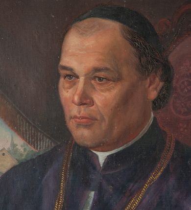Zdjęcie nr 2: Obraz o kształcie stojącego prostokąta. Portret duchownego na tle purpurowej kotary przesłaniającej pejzaż z kościołem i plebanią w Morawicy ukazanych od strony frontu. Duchowny siedzący na fotelu o purpurowym obiciu jest przedstawiony do pasa, zwrócony na prawo, ujęty w trzech czwartych. Głowę ma dużą, twarz okrągłą z masywnymi kośćmi jarzmowymi, wydatnymi łukami brwiowymi, śniadej cerze z głęboko zarysowanymi zmarszczkami mimicznymi i  wysokim czole. Jego oczy są małe, brązowe, głęboko osadzone z opadającymi powiekami, podkrążone. Nos krótki, lekko zadarty do góry, usta wąskie, niewielkie znamię pod prawym okiem oraz po lewej stronie brody. Ciemne, krótkie włosy z wysokimi zakolami. Ręce swobodnie oparte na poręczach fotela. Ubrany jest w rokietę z rękawami podbitymi czerwoną tkaniną, fioletowy mantolet i piuskę. Na piersi nosi złoty medalion na podwójnym łańcuchu, a na palcu prawej dłoni złoty pierścień. W prawym dolnym rogu napis: "AS 1889 r(ok)" Napis na odwrocie płótna: "Własność Plebanii / w Morawicy 'X(iądz) Józef Krzemieński i Prałat / Pap(ieski) h(onorowy) Kanonik Metrop(olii) Warsz(awskiej) / proboszcz w Morawicy / ur(odzony) 1835. t. r(oku)". Napis na odwrocie ramy: "Mikołaj Jakowki".
