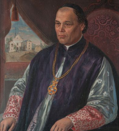 Zdjęcie nr 1: Obraz o kształcie stojącego prostokąta. Portret duchownego na tle purpurowej kotary przesłaniającej pejzaż z kościołem i plebanią w Morawicy ukazanych od strony frontu. Duchowny siedzący na fotelu o purpurowym obiciu jest przedstawiony do pasa, zwrócony na prawo, ujęty w trzech czwartych. Głowę ma dużą, twarz okrągłą z masywnymi kośćmi jarzmowymi, wydatnymi łukami brwiowymi, śniadej cerze z głęboko zarysowanymi zmarszczkami mimicznymi i  wysokim czole. Jego oczy są małe, brązowe, głęboko osadzone z opadającymi powiekami, podkrążone. Nos krótki, lekko zadarty do góry, usta wąskie, niewielkie znamię pod prawym okiem oraz po lewej stronie brody. Ciemne, krótkie włosy z wysokimi zakolami. Ręce swobodnie oparte na poręczach fotela. Ubrany jest w rokietę z rękawami podbitymi czerwoną tkaniną, fioletowy mantolet i piuskę. Na piersi nosi złoty medalion na podwójnym łańcuchu, a na palcu prawej dłoni złoty pierścień. W prawym dolnym rogu napis: "AS 1889 r(ok)" Napis na odwrocie płótna: "Własność Plebanii / w Morawicy 'X(iądz) Józef Krzemieński i Prałat / Pap(ieski) h(onorowy) Kanonik Metrop(olii) Warsz(awskiej) / proboszcz w Morawicy / ur(odzony) 1835. t. r(oku)". Napis na odwrocie ramy: "Mikołaj Jakowki".
