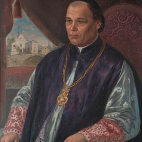 Zdjęcie nr 1: Obraz o kształcie stojącego prostokąta. Portret duchownego na tle purpurowej kotary przesłaniającej pejzaż z kościołem i plebanią w Morawicy ukazanych od strony frontu. Duchowny siedzący na fotelu o purpurowym obiciu jest przedstawiony do pasa, zwrócony na prawo, ujęty w trzech czwartych. Głowę ma dużą, twarz okrągłą z masywnymi kośćmi jarzmowymi, wydatnymi łukami brwiowymi, śniadej cerze z głęboko zarysowanymi zmarszczkami mimicznymi i  wysokim czole. Jego oczy są małe, brązowe, głęboko osadzone z opadającymi powiekami, podkrążone. Nos krótki, lekko zadarty do góry, usta wąskie, niewielkie znamię pod prawym okiem oraz po lewej stronie brody. Ciemne, krótkie włosy z wysokimi zakolami. Ręce swobodnie oparte na poręczach fotela. Ubrany jest w rokietę z rękawami podbitymi czerwoną tkaniną, fioletowy mantolet i piuskę. Na piersi nosi złoty medalion na podwójnym łańcuchu, a na palcu prawej dłoni złoty pierścień. W prawym dolnym rogu napis: "AS 1889 r(ok)" Napis na odwrocie płótna: "Własność Plebanii / w Morawicy 'X(iądz) Józef Krzemieński i Prałat / Pap(ieski) h(onorowy) Kanonik Metrop(olii) Warsz(awskiej) / proboszcz w Morawicy / ur(odzony) 1835. t. r(oku)". Napis na odwrocie ramy: "Mikołaj Jakowki".
