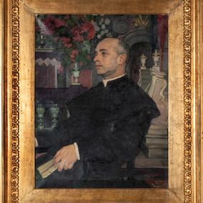 Zdjęcie nr 1: Obraz w formie stojącego prostokąta z przedstawieniem postaci księdza siedzącego na krześle zwróconego profilem w prawo. Ręce oparte na podłokietnikach, w lewej dłoni księga z zaznaczonym palcem fragmentem. Głowa osadzona na grubej szyi, z podwójnym podbródkiem. Twarz pełna o wyraźnie zaznaczonych rysach, głęboko osadzonych oczach, wyraźnym profilu nosa, wydatnymi ustami, delikatnym zaroście okalającym twarz. Wysokie czoło, siwe włosy. Oczy zwrócone przed siebie. Postać ubrana w czarną sutannę z białą koloratką. Portretowany przedstawiony na tle wnętrza kościelnego z widocznym po lewej stronie fragmentem ołtarza głównego ze stojącym obok wazonem pełnym czerwono-białych kwiatów. Po prawej stronie biały klęcznik z tralkami ustawiony na podwójnym cokole. W głębi arkada zwieńczona wolutą i czerwona chorągiew. Obraz w ciemnej kolorystyce, akcentem kolorystycznym jest tło przedstawiające ciepłą czerwoną kolorystykę. Na spodnim cokole klęcznika sygnatura "Józef Mehoffer 1913".Wokół obrazu gruba, złota, profilowana rama z pasem dekoracji roślinnej o pełnych kształtach. Na blejtramie napis ołówkiem: "Józef Mehoffer Kraków". Na górnej belce blejtramu etykieta z napisem: "Józef Mehoffer / portret księdza Józefa Pajączewskiego / T. Plebanja w Morawicy". Ołówkiem: abj899. Na lewej belce blejtramu etykieta nr 24040, autor Józef Mehoffer / tytuł 21) portret ks. kanonika J. Pajączkowskiego, rodzaj dzieła olejny / data nadania 19.10.1913. Na dolnej belce blejtramu etykieta: "Tow(arzystwo) Przyj(aciół) Sztuk Piękn(ych) w Krakowie / nr. 2632, autor Mehoffer Józef / tytuł dzieła: Portret ks. prob. P. w Morawicy / rodzaj dzieła olejny / nr. k.106/ data nadania: 1950". Lewy górny róg- napis ołówkiem: "L50". Górna belka ramy napis ołówkiem: "(IGN32), 2213".