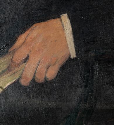 Zdjęcie nr 4: Obraz w formie stojącego prostokąta z przedstawieniem postaci księdza siedzącego na krześle zwróconego profilem w prawo. Ręce oparte na podłokietnikach, w lewej dłoni księga z zaznaczonym palcem fragmentem. Głowa osadzona na grubej szyi, z podwójnym podbródkiem. Twarz pełna o wyraźnie zaznaczonych rysach, głęboko osadzonych oczach, wyraźnym profilu nosa, wydatnymi ustami, delikatnym zaroście okalającym twarz. Wysokie czoło, siwe włosy. Oczy zwrócone przed siebie. Postać ubrana w czarną sutannę z białą koloratką. Portretowany przedstawiony na tle wnętrza kościelnego z widocznym po lewej stronie fragmentem ołtarza głównego ze stojącym obok wazonem pełnym czerwono-białych kwiatów. Po prawej stronie biały klęcznik z tralkami ustawiony na podwójnym cokole. W głębi arkada zwieńczona wolutą i czerwona chorągiew. Obraz w ciemnej kolorystyce, akcentem kolorystycznym jest tło przedstawiające ciepłą czerwoną kolorystykę. Na spodnim cokole klęcznika sygnatura "Józef Mehoffer 1913".Wokół obrazu gruba, złota, profilowana rama z pasem dekoracji roślinnej o pełnych kształtach. Na blejtramie napis ołówkiem: "Józef Mehoffer Kraków". Na górnej belce blejtramu etykieta z napisem: "Józef Mehoffer / portret księdza Józefa Pajączewskiego / T. Plebanja w Morawicy". Ołówkiem: abj899. Na lewej belce blejtramu etykieta nr 24040, autor Józef Mehoffer / tytuł 21) portret ks. kanonika J. Pajączkowskiego, rodzaj dzieła olejny / data nadania 19.10.1913. Na dolnej belce blejtramu etykieta: "Tow(arzystwo) Przyj(aciół) Sztuk Piękn(ych) w Krakowie / nr. 2632, autor Mehoffer Józef / tytuł dzieła: Portret ks. prob. P. w Morawicy / rodzaj dzieła olejny / nr. k.106/ data nadania: 1950". Lewy górny róg- napis ołówkiem: "L50". Górna belka ramy napis ołówkiem: "(IGN32), 2213".