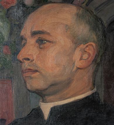 Zdjęcie nr 3: Obraz w formie stojącego prostokąta z przedstawieniem postaci księdza siedzącego na krześle zwróconego profilem w prawo. Ręce oparte na podłokietnikach, w lewej dłoni księga z zaznaczonym palcem fragmentem. Głowa osadzona na grubej szyi, z podwójnym podbródkiem. Twarz pełna o wyraźnie zaznaczonych rysach, głęboko osadzonych oczach, wyraźnym profilu nosa, wydatnymi ustami, delikatnym zaroście okalającym twarz. Wysokie czoło, siwe włosy. Oczy zwrócone przed siebie. Postać ubrana w czarną sutannę z białą koloratką. Portretowany przedstawiony na tle wnętrza kościelnego z widocznym po lewej stronie fragmentem ołtarza głównego ze stojącym obok wazonem pełnym czerwono-białych kwiatów. Po prawej stronie biały klęcznik z tralkami ustawiony na podwójnym cokole. W głębi arkada zwieńczona wolutą i czerwona chorągiew. Obraz w ciemnej kolorystyce, akcentem kolorystycznym jest tło przedstawiające ciepłą czerwoną kolorystykę. Na spodnim cokole klęcznika sygnatura &quot;Józef Mehoffer 1913&quot;.Wokół obrazu gruba, złota, profilowana rama z pasem dekoracji roślinnej o pełnych kształtach. Na blejtramie napis ołówkiem: &quot;Józef Mehoffer Kraków&quot;. Na górnej belce blejtramu etykieta z napisem: &quot;Józef Mehoffer / portret księdza Józefa Pajączewskiego / T. Plebanja w Morawicy&quot;. Ołówkiem: abj899. Na lewej belce blejtramu etykieta nr 24040, autor Józef Mehoffer / tytuł 21) portret ks. kanonika J. Pajączkowskiego, rodzaj dzieła olejny / data nadania 19.10.1913. Na dolnej belce blejtramu etykieta: &quot;Tow(arzystwo) Przyj(aciół) Sztuk Piękn(ych) w Krakowie / nr. 2632, autor Mehoffer Józef / tytuł dzieła: Portret ks. prob. P. w Morawicy / rodzaj dzieła olejny / nr. k.106/ data nadania: 1950&quot;. Lewy górny róg- napis ołówkiem: &quot;L50&quot;. Górna belka ramy napis ołówkiem: &quot;(IGN32), 2213&quot;.