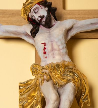 Zdjęcie nr 2: Chrystus przybity do krzyża na wyprężonych ramionach, w silnie wygiętej, esowatej pozie, z głową pochyloną na piersi, przechyloną na prawe ramię. Twarz z prostym nosem, ciemnobrązowymi oczami, lekko rozchylonymi wargami, twarz okolona zarostem i włosami opadającymi na prawe ramię. Klatka piersiowa z zaznaczoną muskulaturą, perizonium przewiązane w pasie sznurem, o fałdach miękko modelowanych, z rozwianym końcem opadającym wzdłuż prawej nogi. Nogi ułożone ukośnie, założone lewa na prawą, przebite jednym gwoździem. Ponad głową Chrystusa titulus z napisem "INRI".