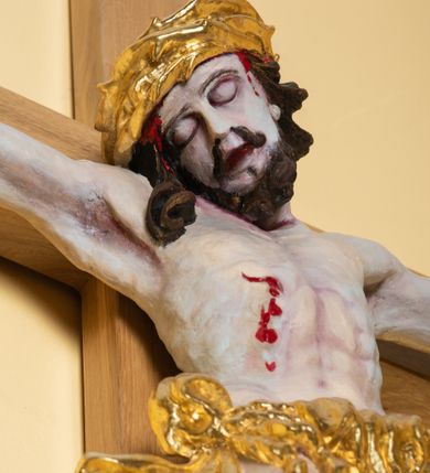 Zdjęcie nr 3: Chrystus przybity do krzyża na wyprężonych ramionach, w silnie wygiętej, esowatej pozie, z głową pochyloną na piersi, przechyloną na prawe ramię. Twarz z prostym nosem, ciemnobrązowymi oczami, lekko rozchylonymi wargami, twarz okolona zarostem i włosami opadającymi na prawe ramię. Klatka piersiowa z zaznaczoną muskulaturą, perizonium przewiązane w pasie sznurem, o fałdach miękko modelowanych, z rozwianym końcem opadającym wzdłuż prawej nogi. Nogi ułożone ukośnie, założone lewa na prawą, przebite jednym gwoździem. Ponad głową Chrystusa titulus z napisem &quot;INRI&quot;.