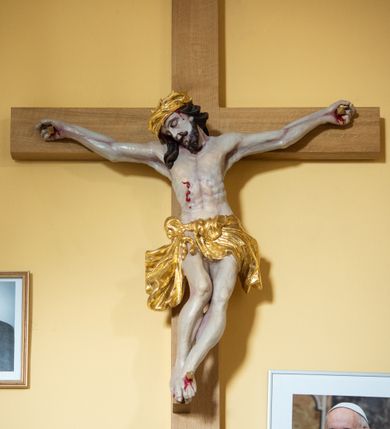 Zdjęcie nr 1: Chrystus przybity do krzyża na wyprężonych ramionach, w silnie wygiętej, esowatej pozie, z głową pochyloną na piersi, przechyloną na prawe ramię. Twarz z prostym nosem, ciemnobrązowymi oczami, lekko rozchylonymi wargami, twarz okolona zarostem i włosami opadającymi na prawe ramię. Klatka piersiowa z zaznaczoną muskulaturą, perizonium przewiązane w pasie sznurem, o fałdach miękko modelowanych, z rozwianym końcem opadającym wzdłuż prawej nogi. Nogi ułożone ukośnie, założone lewa na prawą, przebite jednym gwoździem. Ponad głową Chrystusa titulus z napisem "INRI".