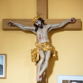 Zdjęcie nr 1: Chrystus przybity do krzyża na wyprężonych ramionach, w silnie wygiętej, esowatej pozie, z głową pochyloną na piersi, przechyloną na prawe ramię. Twarz z prostym nosem, ciemnobrązowymi oczami, lekko rozchylonymi wargami, twarz okolona zarostem i włosami opadającymi na prawe ramię. Klatka piersiowa z zaznaczoną muskulaturą, perizonium przewiązane w pasie sznurem, o fałdach miękko modelowanych, z rozwianym końcem opadającym wzdłuż prawej nogi. Nogi ułożone ukośnie, założone lewa na prawą, przebite jednym gwoździem. Ponad głową Chrystusa titulus z napisem &quot;INRI&quot;.