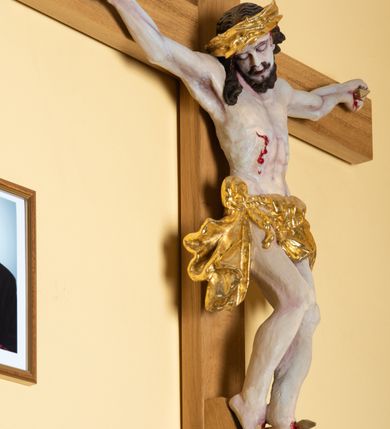 Zdjęcie nr 5: Chrystus przybity do krzyża na wyprężonych ramionach, w silnie wygiętej, esowatej pozie, z głową pochyloną na piersi, przechyloną na prawe ramię. Twarz z prostym nosem, ciemnobrązowymi oczami, lekko rozchylonymi wargami, twarz okolona zarostem i włosami opadającymi na prawe ramię. Klatka piersiowa z zaznaczoną muskulaturą, perizonium przewiązane w pasie sznurem, o fałdach miękko modelowanych, z rozwianym końcem opadającym wzdłuż prawej nogi. Nogi ułożone ukośnie, założone lewa na prawą, przebite jednym gwoździem. Ponad głową Chrystusa titulus z napisem "INRI".