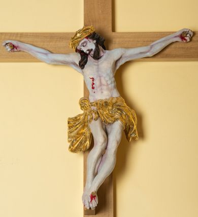 Zdjęcie nr 6: Chrystus przybity do krzyża na wyprężonych ramionach, w silnie wygiętej, esowatej pozie, z głową pochyloną na piersi, przechyloną na prawe ramię. Twarz z prostym nosem, ciemnobrązowymi oczami, lekko rozchylonymi wargami, twarz okolona zarostem i włosami opadającymi na prawe ramię. Klatka piersiowa z zaznaczoną muskulaturą, perizonium przewiązane w pasie sznurem, o fałdach miękko modelowanych, z rozwianym końcem opadającym wzdłuż prawej nogi. Nogi ułożone ukośnie, założone lewa na prawą, przebite jednym gwoździem. Ponad głową Chrystusa titulus z napisem "INRI".
