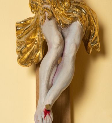 Zdjęcie nr 7: Chrystus przybity do krzyża na wyprężonych ramionach, w silnie wygiętej, esowatej pozie, z głową pochyloną na piersi, przechyloną na prawe ramię. Twarz z prostym nosem, ciemnobrązowymi oczami, lekko rozchylonymi wargami, twarz okolona zarostem i włosami opadającymi na prawe ramię. Klatka piersiowa z zaznaczoną muskulaturą, perizonium przewiązane w pasie sznurem, o fałdach miękko modelowanych, z rozwianym końcem opadającym wzdłuż prawej nogi. Nogi ułożone ukośnie, założone lewa na prawą, przebite jednym gwoździem. Ponad głową Chrystusa titulus z napisem "INRI".