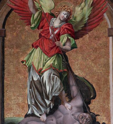 Zdjęcie nr 2: Obraz w kształcie stojącego prostokąta, zbliżonego do kwadratu, przedstawiający św. Michała Archanioła. Kompozycja flankowana malowaną, półkolistą arkadą wspartą na marmoryzowanych kolumienkach. W centrum znajduje się św. Michał Archanioł, którego skrzydła wychodzą na łuk arkady. Archanioł ukazany jest w postawie stojącej, dynamicznej. Nogami depcze szatana, a w dłoniach trzyma włócznię skierowaną ostrzem w dół, zakończoną u góry krzyżem. Twarz archanioła o delikatnych rysach z długim i prostym nosem i wzrokiem skierowanym w dół, silnie zarumienionych policzkach. Włosy średniej długości, kręcone, rozwiane do tyłu. Archanioł ubrany jest w długą i białą suknię, zieloną tunikę z szerokimi ramionami oraz krótką, czerwoną szatę wierzchnią z białym kołnierzem. Archanioł ma również parę dwukolorowych skrzydeł zielono-czerwonych, a wokół głowy ma złoty i kolisty nimb z wpisanym w polu krzyżykiem. Dół kompozycji zajmuje zielone podłoże, na którym leży nagi szatan z podkulonymi nogami, ukazany w monstrualnej postaci z ciemnymi skrzydłami u pleców. Lewą ręką ugiętą w łokciu wspiera się na podłożu, a prawą uniesioną u góry mocuje się ze św. Michałem. Tło grawerowane w symetryczny ornament roślinny. Rama obrazu profilowana, dekorowana pozłacaną i grawerowaną grubą plecionką oraz naprzemiennie posrebrzanymi wydłużonymi rautami.