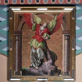 Zdjęcie nr 1: Obraz w kształcie stojącego prostokąta, zbliżonego do kwadratu, przedstawiający św. Michała Archanioła. Kompozycja flankowana malowaną, półkolistą arkadą wspartą na marmoryzowanych kolumienkach. W centrum znajduje się św. Michał Archanioł, którego skrzydła wychodzą na łuk arkady. Archanioł ukazany jest w postawie stojącej, dynamicznej. Nogami depcze szatana, a w dłoniach trzyma włócznię skierowaną ostrzem w dół, zakończoną u góry krzyżem. Twarz archanioła o delikatnych rysach z długim i prostym nosem i wzrokiem skierowanym w dół, silnie zarumienionych policzkach. Włosy średniej długości, kręcone, rozwiane do tyłu. Archanioł ubrany jest w długą i białą suknię, zieloną tunikę z szerokimi ramionami oraz krótką, czerwoną szatę wierzchnią z białym kołnierzem. Archanioł ma również parę dwukolorowych skrzydeł zielono-czerwonych, a wokół głowy ma złoty i kolisty nimb z wpisanym w polu krzyżykiem. Dół kompozycji zajmuje zielone podłoże, na którym leży nagi szatan z podkulonymi nogami, ukazany w monstrualnej postaci z ciemnymi skrzydłami u pleców. Lewą ręką ugiętą w łokciu wspiera się na podłożu, a prawą uniesioną u góry mocuje się ze św. Michałem. Tło grawerowane w symetryczny ornament roślinny. Rama obrazu profilowana, dekorowana pozłacaną i grawerowaną grubą plecionką oraz naprzemiennie posrebrzanymi wydłużonymi rautami.