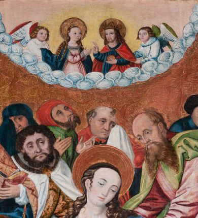 Zdjęcie nr 6: Obraz w formie zbliżonej do kwadratu z przedstawieniem Zaśnięcia Najświętszej Marii Panny w otoczeniu dwunastu Apostołów. Na pierwszym planie omdlewająca Matka Boska zwrócona delikatnie w prawo z głową skierowaną w przeciwną stronę. Jej dłonie podtrzymuje para klęczących apostołów zwróconych ku niej, a jej ramiona kolejni dwaj apostołowie, stojący po jej bokach. Maria ma owalną twarz z wysokim czołem, małymi ustami, długim nosem i delikatnie przymkniętymi oczami. Karnacja bardzo jasna. Jej bujne i ciemne włosy opadają na ramiona i plecy. Wokół głowy ma złoty i kolisty nimb. Ubrana jest w długą, jasnoróżową suknię, przewiązaną ciasno pod biustem oraz niebieski płaszcz ze złotą podszewką ozdobiony na brzegach złotą lamówką. Po lewej stronie obrazu ukazany jest św. Jan Ewangelista, przedstawiony jako najmłodszy spośród apostołów. Ubrany jest w zieloną suknię i czerwony płaszcz, w dłoniach trzyma długą świecę. Powyżej ukazany jest apostoł ubrany w szaty liturgiczne: białą albę, humerał i jasnobrązową kapę, spiętą na piersi. Apostoł trzyma w dłoniach kropidło oraz otwartą księgę (prawdopodobnie jest to św. Piotr). Na dalszym planie stoją pozostali apostołowie w poruszonych pozach w układzie izokefalicznym. Na końcu rzędu, po prawej stronie obrazu widoczny jest apostoł w żółtej sukni z trybularzem w dłoniach. W górnej części dzieła na planie połowy owalu ukazane jest niebo w obramieniu ze spiralnie skręconych obłoków. W polu ukazani są w półpostaci: Matka Boska, Chrystus i dwaj aniołowie po bokach. Tło obrazu złocone, tłoczone w bujną winorośl. Kolorystyka intensywna, bryła wydobyta światłocieniem, szaty sztywne i delikatnie łamane. Rama drewniana i profilowana, od wewnątrz złocona i grawerowana prostą dekoracją złożoną z rzędu kółek i campanul, a od zewnątrz polichromowana na czerwono. 