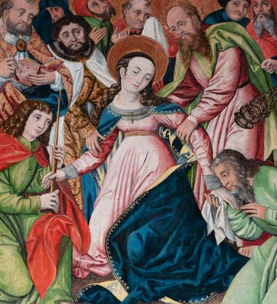 Zdjęcie nr 2: Obraz w formie zbliżonej do kwadratu z przedstawieniem Zaśnięcia Najświętszej Marii Panny w otoczeniu dwunastu Apostołów. Na pierwszym planie omdlewająca Matka Boska zwrócona delikatnie w prawo z głową skierowaną w przeciwną stronę. Jej dłonie podtrzymuje para klęczących apostołów zwróconych ku niej, a jej ramiona kolejni dwaj apostołowie, stojący po jej bokach. Maria ma owalną twarz z wysokim czołem, małymi ustami, długim nosem i delikatnie przymkniętymi oczami. Karnacja bardzo jasna. Jej bujne i ciemne włosy opadają na ramiona i plecy. Wokół głowy ma złoty i kolisty nimb. Ubrana jest w długą, jasnoróżową suknię, przewiązaną ciasno pod biustem oraz niebieski płaszcz ze złotą podszewką ozdobiony na brzegach złotą lamówką. Po lewej stronie obrazu ukazany jest św. Jan Ewangelista, przedstawiony jako najmłodszy spośród apostołów. Ubrany jest w zieloną suknię i czerwony płaszcz, w dłoniach trzyma długą świecę. Powyżej ukazany jest apostoł ubrany w szaty liturgiczne: białą albę, humerał i jasnobrązową kapę, spiętą na piersi. Apostoł trzyma w dłoniach kropidło oraz otwartą księgę (prawdopodobnie jest to św. Piotr). Na dalszym planie stoją pozostali apostołowie w poruszonych pozach w układzie izokefalicznym. Na końcu rzędu, po prawej stronie obrazu widoczny jest apostoł w żółtej sukni z trybularzem w dłoniach. W górnej części dzieła na planie połowy owalu ukazane jest niebo w obramieniu ze spiralnie skręconych obłoków. W polu ukazani są w półpostaci: Matka Boska, Chrystus i dwaj aniołowie po bokach. Tło obrazu złocone, tłoczone w bujną winorośl. Kolorystyka intensywna, bryła wydobyta światłocieniem, szaty sztywne i delikatnie łamane. Rama drewniana i profilowana, od wewnątrz złocona i grawerowana prostą dekoracją złożoną z rzędu kółek i campanul, a od zewnątrz polichromowana na czerwono. 