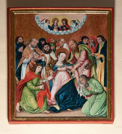 Zdjęcie nr 1: Obraz w formie zbliżonej do kwadratu z przedstawieniem Zaśnięcia Najświętszej Marii Panny w otoczeniu dwunastu Apostołów. Na pierwszym planie omdlewająca Matka Boska zwrócona delikatnie w prawo z głową skierowaną w przeciwną stronę. Jej dłonie podtrzymuje para klęczących apostołów zwróconych ku niej, a jej ramiona kolejni dwaj apostołowie, stojący po jej bokach. Maria ma owalną twarz z wysokim czołem, małymi ustami, długim nosem i delikatnie przymkniętymi oczami. Karnacja bardzo jasna. Jej bujne i ciemne włosy opadają na ramiona i plecy. Wokół głowy ma złoty i kolisty nimb. Ubrana jest w długą, jasnoróżową suknię, przewiązaną ciasno pod biustem oraz niebieski płaszcz ze złotą podszewką ozdobiony na brzegach złotą lamówką. Po lewej stronie obrazu ukazany jest św. Jan Ewangelista, przedstawiony jako najmłodszy spośród apostołów. Ubrany jest w zieloną suknię i czerwony płaszcz, w dłoniach trzyma długą świecę. Powyżej ukazany jest apostoł ubrany w szaty liturgiczne: białą albę, humerał i jasnobrązową kapę, spiętą na piersi. Apostoł trzyma w dłoniach kropidło oraz otwartą księgę (prawdopodobnie jest to św. Piotr). Na dalszym planie stoją pozostali apostołowie w poruszonych pozach w układzie izokefalicznym. Na końcu rzędu, po prawej stronie obrazu widoczny jest apostoł w żółtej sukni z trybularzem w dłoniach. W górnej części dzieła na planie połowy owalu ukazane jest niebo w obramieniu ze spiralnie skręconych obłoków. W polu ukazani są w półpostaci: Matka Boska, Chrystus i dwaj aniołowie po bokach. Tło obrazu złocone, tłoczone w bujną winorośl. Kolorystyka intensywna, bryła wydobyta światłocieniem, szaty sztywne i delikatnie łamane. Rama drewniana i profilowana, od wewnątrz złocona i grawerowana prostą dekoracją złożoną z rzędu kółek i campanul, a od zewnątrz polichromowana na czerwono. 