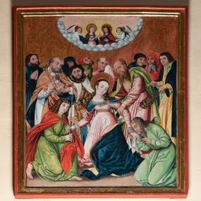 Zdjęcie nr 1: Obraz w formie zbliżonej do kwadratu z przedstawieniem Zaśnięcia Najświętszej Marii Panny w otoczeniu dwunastu Apostołów. Na pierwszym planie omdlewająca Matka Boska zwrócona delikatnie w prawo z głową skierowaną w przeciwną stronę. Jej dłonie podtrzymuje para klęczących apostołów zwróconych ku niej, a jej ramiona kolejni dwaj apostołowie, stojący po jej bokach. Maria ma owalną twarz z wysokim czołem, małymi ustami, długim nosem i delikatnie przymkniętymi oczami. Karnacja bardzo jasna. Jej bujne i ciemne włosy opadają na ramiona i plecy. Wokół głowy ma złoty i kolisty nimb. Ubrana jest w długą, jasnoróżową suknię, przewiązaną ciasno pod biustem oraz niebieski płaszcz ze złotą podszewką ozdobiony na brzegach złotą lamówką. Po lewej stronie obrazu ukazany jest św. Jan Ewangelista, przedstawiony jako najmłodszy spośród apostołów. Ubrany jest w zieloną suknię i czerwony płaszcz, w dłoniach trzyma długą świecę. Powyżej ukazany jest apostoł ubrany w szaty liturgiczne: białą albę, humerał i jasnobrązową kapę, spiętą na piersi. Apostoł trzyma w dłoniach kropidło oraz otwartą księgę (prawdopodobnie jest to św. Piotr). Na dalszym planie stoją pozostali apostołowie w poruszonych pozach w układzie izokefalicznym. Na końcu rzędu, po prawej stronie obrazu widoczny jest apostoł w żółtej sukni z trybularzem w dłoniach. W górnej części dzieła na planie połowy owalu ukazane jest niebo w obramieniu ze spiralnie skręconych obłoków. W polu ukazani są w półpostaci: Matka Boska, Chrystus i dwaj aniołowie po bokach. Tło obrazu złocone, tłoczone w bujną winorośl. Kolorystyka intensywna, bryła wydobyta światłocieniem, szaty sztywne i delikatnie łamane. Rama drewniana i profilowana, od wewnątrz złocona i grawerowana prostą dekoracją złożoną z rzędu kółek i campanul, a od zewnątrz polichromowana na czerwono. 