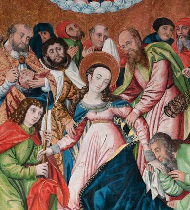 Zdjęcie nr 3: Obraz w formie zbliżonej do kwadratu z przedstawieniem Zaśnięcia Najświętszej Marii Panny w otoczeniu dwunastu Apostołów. Na pierwszym planie omdlewająca Matka Boska zwrócona delikatnie w prawo z głową skierowaną w przeciwną stronę. Jej dłonie podtrzymuje para klęczących apostołów zwróconych ku niej, a jej ramiona kolejni dwaj apostołowie, stojący po jej bokach. Maria ma owalną twarz z wysokim czołem, małymi ustami, długim nosem i delikatnie przymkniętymi oczami. Karnacja bardzo jasna. Jej bujne i ciemne włosy opadają na ramiona i plecy. Wokół głowy ma złoty i kolisty nimb. Ubrana jest w długą, jasnoróżową suknię, przewiązaną ciasno pod biustem oraz niebieski płaszcz ze złotą podszewką ozdobiony na brzegach złotą lamówką. Po lewej stronie obrazu ukazany jest św. Jan Ewangelista, przedstawiony jako najmłodszy spośród apostołów. Ubrany jest w zieloną suknię i czerwony płaszcz, w dłoniach trzyma długą świecę. Powyżej ukazany jest apostoł ubrany w szaty liturgiczne: białą albę, humerał i jasnobrązową kapę, spiętą na piersi. Apostoł trzyma w dłoniach kropidło oraz otwartą księgę (prawdopodobnie jest to św. Piotr). Na dalszym planie stoją pozostali apostołowie w poruszonych pozach w układzie izokefalicznym. Na końcu rzędu, po prawej stronie obrazu widoczny jest apostoł w żółtej sukni z trybularzem w dłoniach. W górnej części dzieła na planie połowy owalu ukazane jest niebo w obramieniu ze spiralnie skręconych obłoków. W polu ukazani są w półpostaci: Matka Boska, Chrystus i dwaj aniołowie po bokach. Tło obrazu złocone, tłoczone w bujną winorośl. Kolorystyka intensywna, bryła wydobyta światłocieniem, szaty sztywne i delikatnie łamane. Rama drewniana i profilowana, od wewnątrz złocona i grawerowana prostą dekoracją złożoną z rzędu kółek i campanul, a od zewnątrz polichromowana na czerwono. 