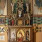 Zdjęcie nr 1: Nastawa ołtarzowa architektoniczna, jednoosiowa, jednokondygnacyjna ze zwieńczeniem, ustawiona na stopniu. Ołtarz prostopadłościenny, drewniany. Antepedium dekorowane trzema płycinami; środkowa w formie wieloliścia z krzyżem w polu, po jej obu stronach złocone płyciny prostokątne zakończone łukiem ostrym z laskowaniem, maswerkiem w zwieńczeniu i wicią roślinną po obu stronach laskowania. Mensa oparta jest na czterech wolno stojących kolumnach z trzonami zdobionymi motywem okręgów z wpisanymi w nie krzyżami greckimi z kapitelami korynckimi. Tabernakulum w formie prostopadłościennej skrzynki, flankowane parą kolumienek na wysokich cokołach podtrzymujących ostrołukową arkadę; na osi kolumn dwa pinakle zwieńczone kwiatonami. Na ściance frontowej drzwiczki ze złoconą płyciną w kształcie stojącego prostokąta, zamkniętego łukiem ostrym z płaskorzeźbionym kielichem z hostią w polu, obwiedzionym promienistą aureolą; po bokach kielicha dwie gwiazdki. Na gzymsie tabernakulum płaskorzeźbiona wić roślinna.

Predella ustawiona na niskim cokoliku zdobionym rozetami, powyżej wklęsły wałek oraz płycina w kształcie leżącego prostokąta z rzeźbioną wicią roślinną na czerwonym tle. Nastawa flankowana parą smukłych filarów wspierających wąskie pinakle z kwiatonami i żabkami. Pole główne w formie tryptyku, poszczególne kwatery oddzielone pionowymi płycinami zdobionymi płaskorzeźbioną laską, owiniętą liśćmi stylizowanego akantu. W polu głównym obraz „Najświętsze Serce Jezusa” umieszczony w prostokątnej wnęce, zamkniętej łukiem ostrym, podtrzymanym półkolumienkami. W nadłuczach stylizowany astwerk. W lewej kwaterze obraz przedstawiający Przemienienie Pańskie. Z kolei w prawej kwaterze obraz „Ukrzyżowanie”. Gzyms kondygnacji ozdobiony jest rzeźbionym astwerkiem. Po bokach kondygnacji dwie pary wygiętych, delikatnie esowato pinakli owiniętych wolutowo zawiniętymi liśćmi stylizowanego akantu.

Zwieńczenie trójosiowe, w kształcie trzech ostrołukowych aediculi wspartych zdwojonymi kolumienkami. Pomiędzy osiami podwieszone baldachimy, pod którymi ustawione są na wspornikach dwie rzeźby: po lewej stronie św. Piotra, a po prawej św. Pawła. Oś środkowa jest znacznie wyższa od bocznych, posadowiona na wysokim cokole, w którym znajduje się maswerk, flankowany pilastrami. Powyżej aedicula z głęboką wnęką, w której umieszczona jest rzeźba przedstawiająca Tron Łaski. Całość zwieńczona dwukondygnacyjnym szczytem z pinaklami, kwiatonami i żabkami. W osi bocznej, lewej w głębokiej wnęce umieszczona jest figura św. Filipa Apostoła, a po prawej stronie zwieńczenia figura św. Andrzeja. Na osi bocznych partii zwieńczenia znajdują się wsporniki z figurami aniołów. Struktura w odcieniu naturalnego drewna; ornamentyka i profile złocone, detale polichromowane.
