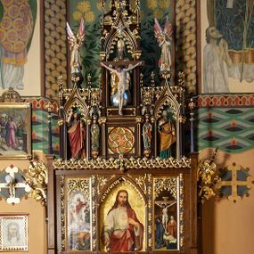 Zdjęcie nr 1: Nastawa ołtarzowa architektoniczna, jednoosiowa, jednokondygnacyjna ze zwieńczeniem, ustawiona na stopniu. Ołtarz prostopadłościenny, drewniany. Antepedium dekorowane trzema płycinami; środkowa w formie wieloliścia z krzyżem w polu, po jej obu stronach złocone płyciny prostokątne zakończone łukiem ostrym z laskowaniem, maswerkiem w zwieńczeniu i wicią roślinną po obu stronach laskowania. Mensa oparta jest na czterech wolno stojących kolumnach z trzonami zdobionymi motywem okręgów z wpisanymi w nie krzyżami greckimi z kapitelami korynckimi. Tabernakulum w formie prostopadłościennej skrzynki, flankowane parą kolumienek na wysokich cokołach podtrzymujących ostrołukową arkadę; na osi kolumn dwa pinakle zwieńczone kwiatonami. Na ściance frontowej drzwiczki ze złoconą płyciną w kształcie stojącego prostokąta, zamkniętego łukiem ostrym z płaskorzeźbionym kielichem z hostią w polu, obwiedzionym promienistą aureolą; po bokach kielicha dwie gwiazdki. Na gzymsie tabernakulum płaskorzeźbiona wić roślinna.

Predella ustawiona na niskim cokoliku zdobionym rozetami, powyżej wklęsły wałek oraz płycina w kształcie leżącego prostokąta z rzeźbioną wicią roślinną na czerwonym tle. Nastawa flankowana parą smukłych filarów wspierających wąskie pinakle z kwiatonami i żabkami. Pole główne w formie tryptyku, poszczególne kwatery oddzielone pionowymi płycinami zdobionymi płaskorzeźbioną laską, owiniętą liśćmi stylizowanego akantu. W polu głównym obraz „Najświętsze Serce Jezusa” umieszczony w prostokątnej wnęce, zamkniętej łukiem ostrym, podtrzymanym półkolumienkami. W nadłuczach stylizowany astwerk. W lewej kwaterze obraz przedstawiający Przemienienie Pańskie. Z kolei w prawej kwaterze obraz „Ukrzyżowanie”. Gzyms kondygnacji ozdobiony jest rzeźbionym astwerkiem. Po bokach kondygnacji dwie pary wygiętych, delikatnie esowato pinakli owiniętych wolutowo zawiniętymi liśćmi stylizowanego akantu.

Zwieńczenie trójosiowe, w kształcie trzech ostrołukowych aediculi wspartych zdwojonymi kolumienkami. Pomiędzy osiami podwieszone baldachimy, pod którymi ustawione są na wspornikach dwie rzeźby: po lewej stronie św. Piotra, a po prawej św. Pawła. Oś środkowa jest znacznie wyższa od bocznych, posadowiona na wysokim cokole, w którym znajduje się maswerk, flankowany pilastrami. Powyżej aedicula z głęboką wnęką, w której umieszczona jest rzeźba przedstawiająca Tron Łaski. Całość zwieńczona dwukondygnacyjnym szczytem z pinaklami, kwiatonami i żabkami. W osi bocznej, lewej w głębokiej wnęce umieszczona jest figura św. Filipa Apostoła, a po prawej stronie zwieńczenia figura św. Andrzeja. Na osi bocznych partii zwieńczenia znajdują się wsporniki z figurami aniołów. Struktura w odcieniu naturalnego drewna; ornamentyka i profile złocone, detale polichromowane.
