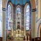 Zdjęcie nr 1: Nastawa ołtarzowa architektoniczna, jednoosiowa, jednokondygnacyjna, ustawiona na cokole. Ołtarz murowany, prostopadłościenny. Mensa betonowa, opasana drewnianymi listwami. Antepedium drewniane w formie leżącego prostokąta, zwieńczone gzymsem; w polu trzy kwadratowe płyciny z maswerkami; ponadto w dwóch zewnętrznych malowana dekoracja roślinna; a w środkowej płaskorzeźbiony, równoramienny krzyż z wiązkami promieni. Na ścianach bocznych ołtarza obudowa drewniana z płycinami. Tabernakulum w formie prostopadłościennej skrzynki, obite złoconą blachą. Drzwiczki dwuskrzydłowe w formie wydłużonego, stojącego prostokąta z aplikowaną dekoracją w postaci odlewanej winnej latorośli. Tron wystawienia trójosiowy. Część środkowa w formie obrotowej niszy o kształcie ostrołuku, flankowany ażurowymi blendami z pinaklami; zwieńczony prostopadłościenną nadstawką, dekorowaną blendami, nakrytą mansardowym, łuskowym zadaszeniem. Nisza dekorowana blendami wydzielonymi przez półkolumienki dźwigające żebra konchy, pola z malowanym winnym gronem. Całość ujmują dwie bryły w formie modeli kościoła; z dwiema parami wysokich, ostrołukowych biforiów oraz dwiema parami szkarp; zamknięte gzymsami z pasem dekoracji maswerkowej, zwieńczone daszkami mansardowymi z łuskami. Tron flankuje para klęczących figur aniołów.

Cokół retabulum wysoki w formie leżącego prostokąta dekorowanego rzędem arkadek w kształcie ostrołukowych blend z malowaną złotem dekoracją roślinną w polach, zwieńczony gzymsem dekorowanym rzeźbionym astwerkiem oraz kwiatonami, zasłaniającymi mansardowy, łuskowy dach cokołu. Część główna nastawy, właściwie umieszczona w partii zwieńczenia. W centrum, ponad tabernakulum wznosi się wieżyczka z głęboką wnęką, w której umieszczona jest figura św. Michała Archanioła. Nisza ujęta jest parą kolumienek wspierających baldachim, nad którym znajduje się kilkukondygnacyjny, ażurowy, dekoracyjny szczyt złożony z pinakli i kwiatonów. Po bokach zwieńczenia umieszczone są dwa ośmioboczne cokoły z figurami: po lewej stronie Matki Boskiej z gorejącym sercem, a po prawej Najświętszego Serca Pana Jezusa. Osie boczne flankowane są dwiemia wieżyczkami o ściankach zdobionych blendami, zamkniętymi pinaklami z żabkami i kwiatonami. Struktura i dekoracja złocone; nisze, blendy i profile polichromowane w kolorze niebieskim i czerwonym.